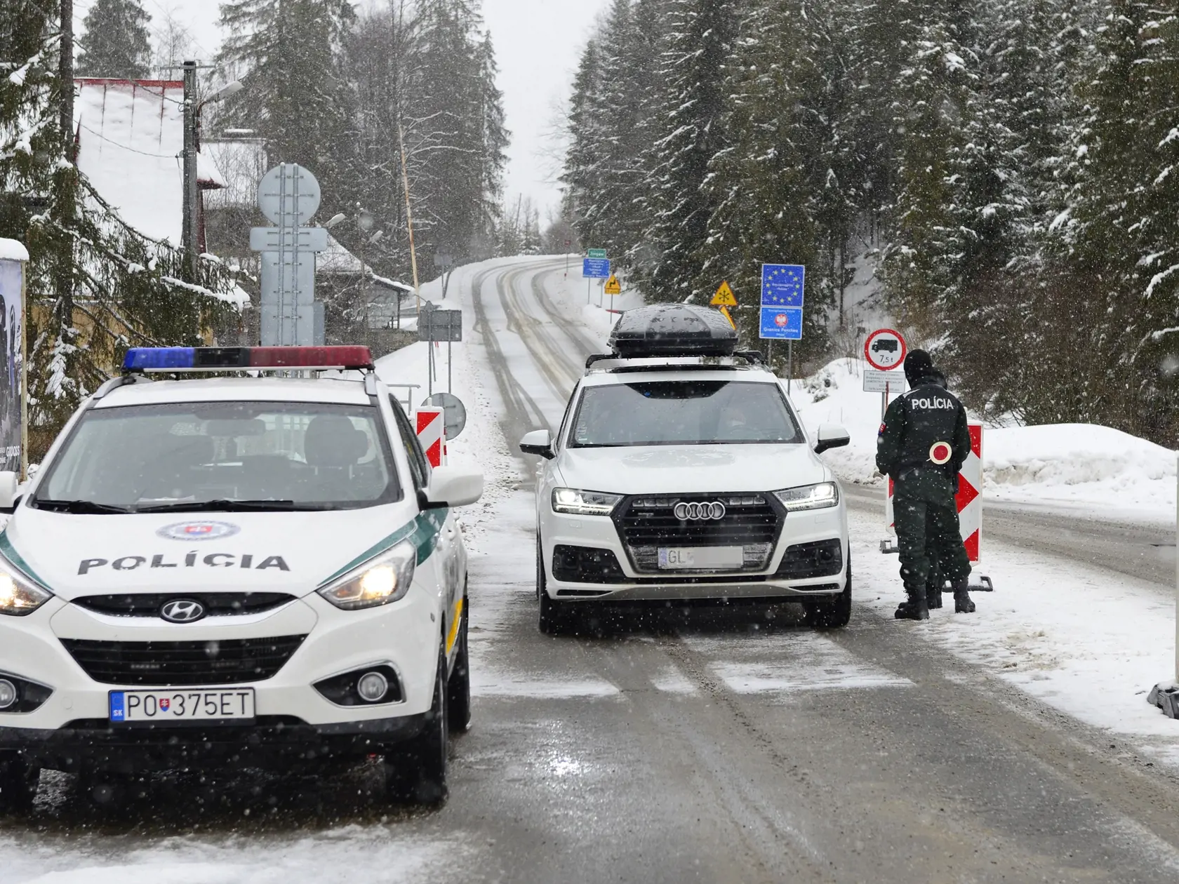 Na snímke policajná kontrola na slovensko-poľskom hraničnom priechode Podspády - Jurgów v okrese Poprad počas sprísnených opatrení na zamedzenie šírenia nového koronavírusu. Viaceré autá prichádzajúce z Poľska sa už v diaľke otáčali, keď zbadali policajnú kontrolu. Podspády, 19. februára 2021      FOTO TASR - Milan Kapusta
