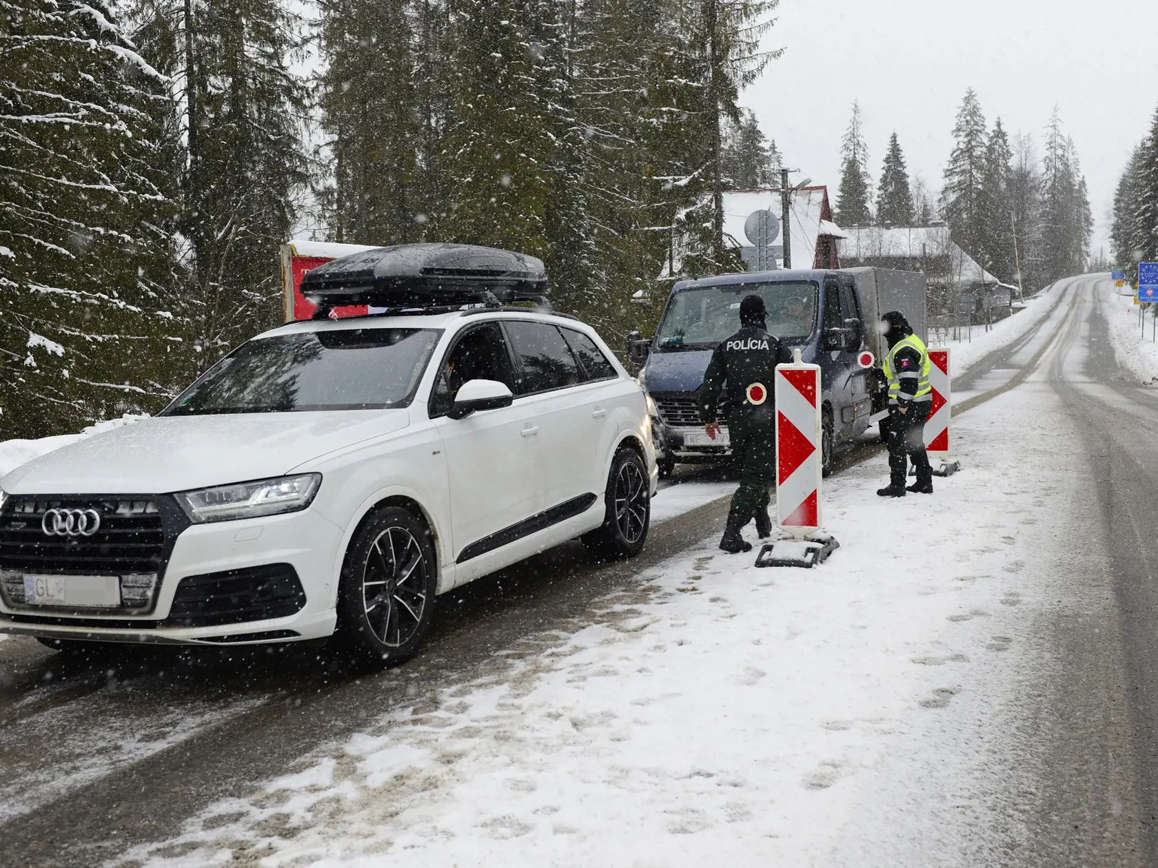 Na snímke policajná kontrola na slovensko-poľskom hraničnom priechode Podspády - Jurgów v okrese Poprad počas sprísnených opatrení na zamedzenie šírenia nového koronavírusu. Viaceré autá prichádzajúce z Poľska sa už v diaľke otáčali, keď zbadali policajnú kontrolu. Podspády, 19. februára 2021      FOTO TASR - Milan Kapusta
