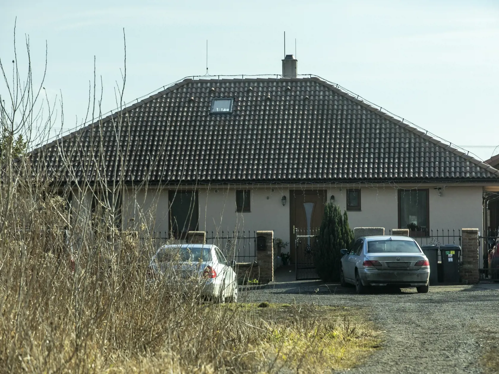Ján sa v dome sa zabarikádoval.
