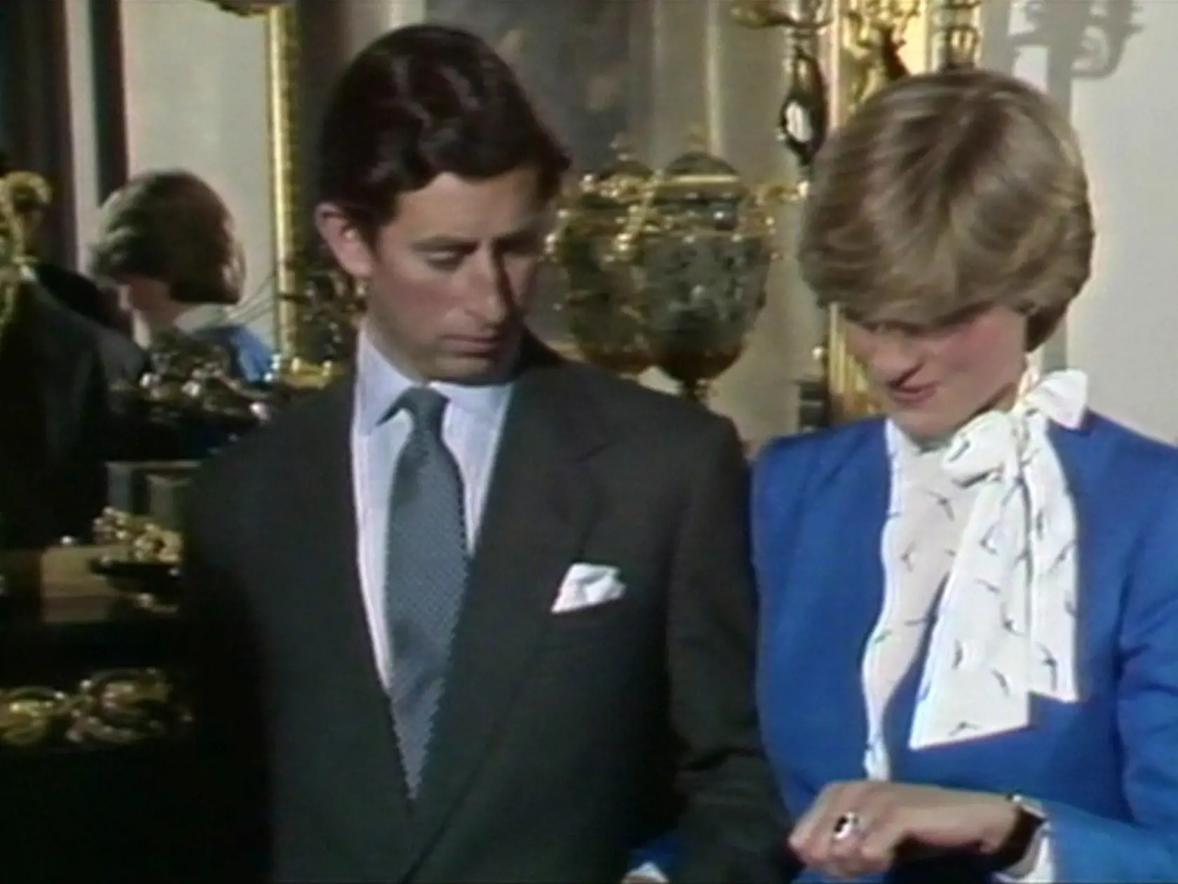 Princezná Diana ukazuje svoj zásnubný prsteň s modrým zafírom a diamantami. O 29 rokov neskôr zdobil na zásnubách ruku Kate Middleton.