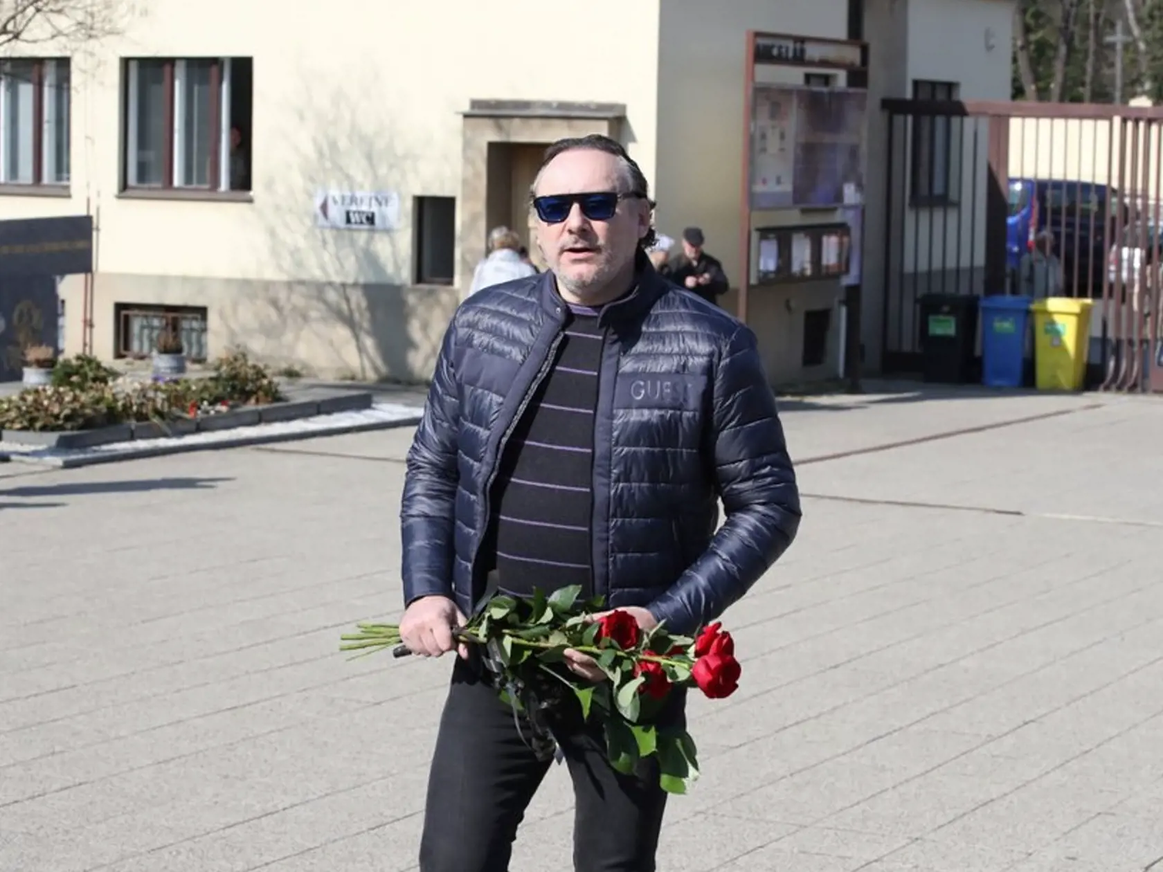Posledná rozlúčka s hercom a spevákom Josefom Zímom (†92). Prišiel aj muzikálový spevák Marián Vojtko.                                