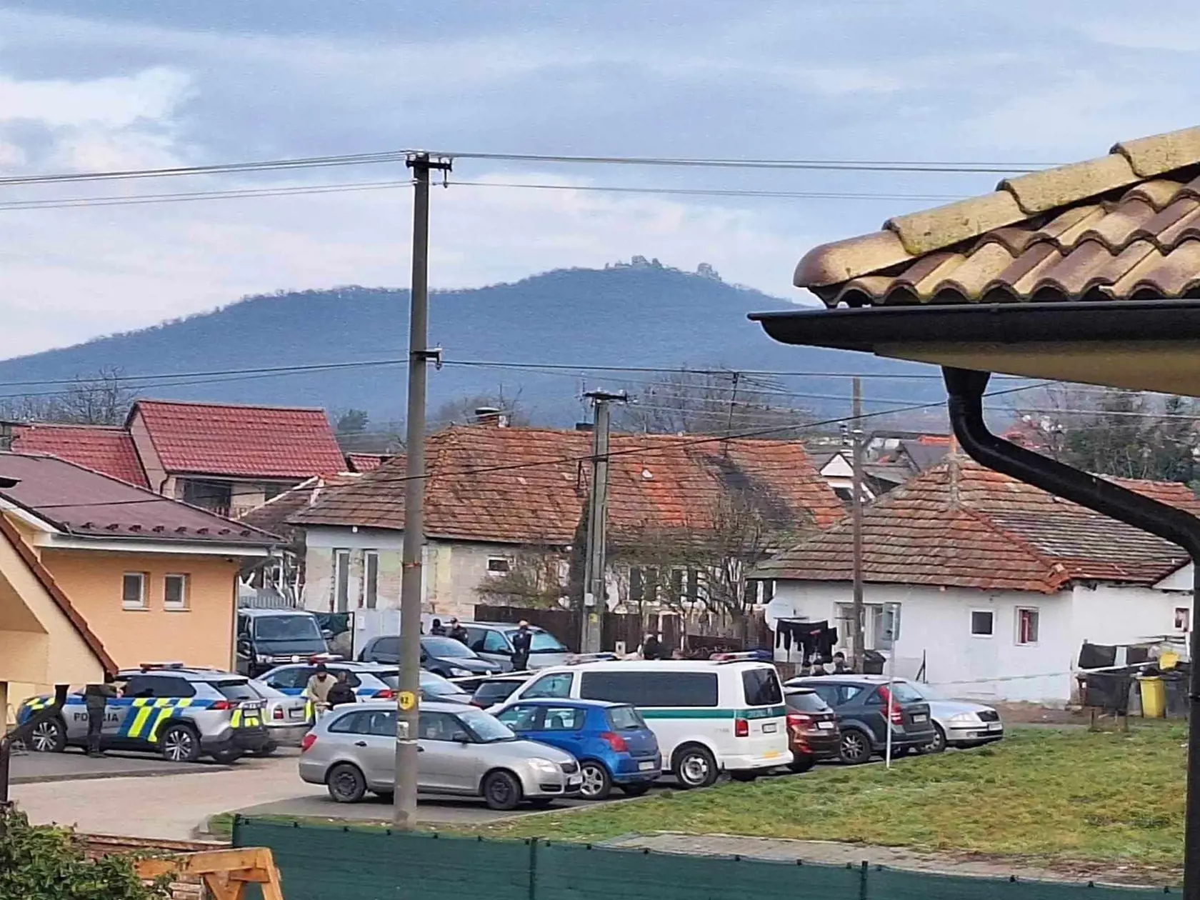 Policajný zásah v obci Jelenec 27. februára 2024.