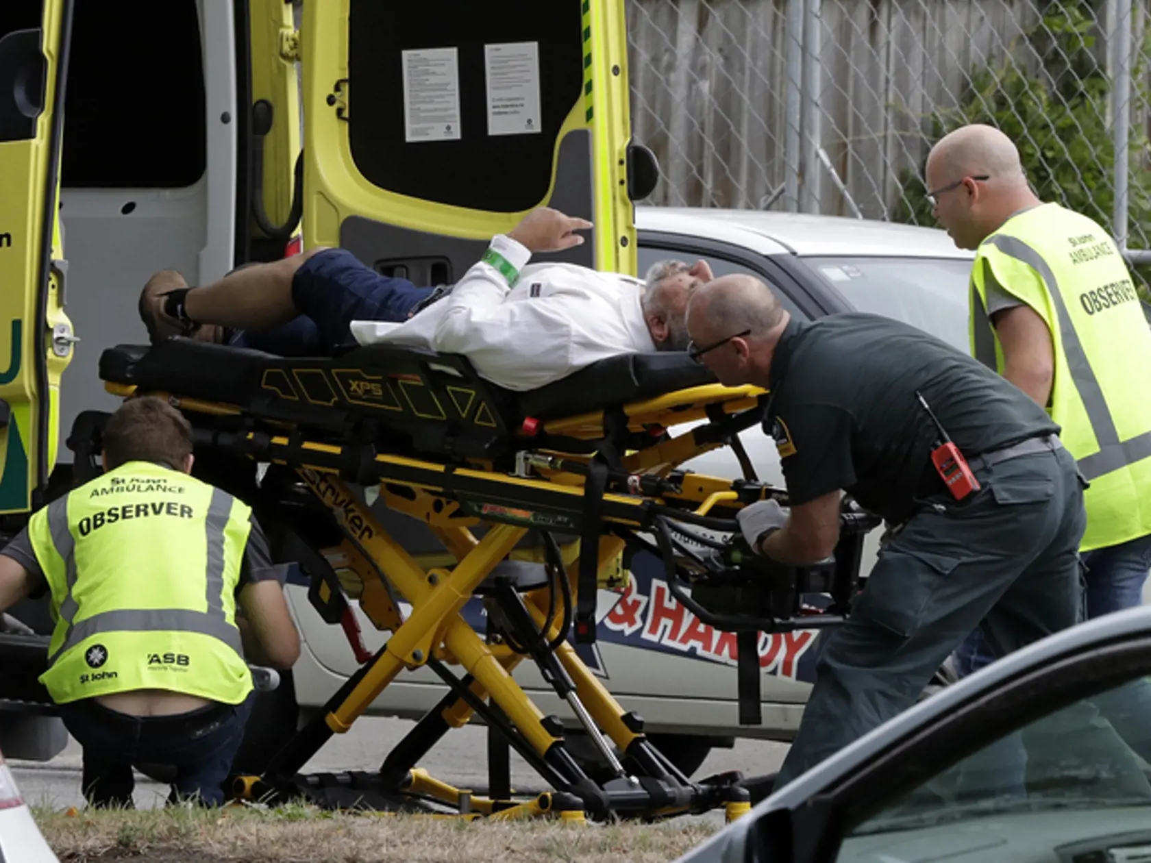 Zdravotníci odvážajú zraneného z mešity 15. marca 2019 v novozélandskom meste Christchurch.