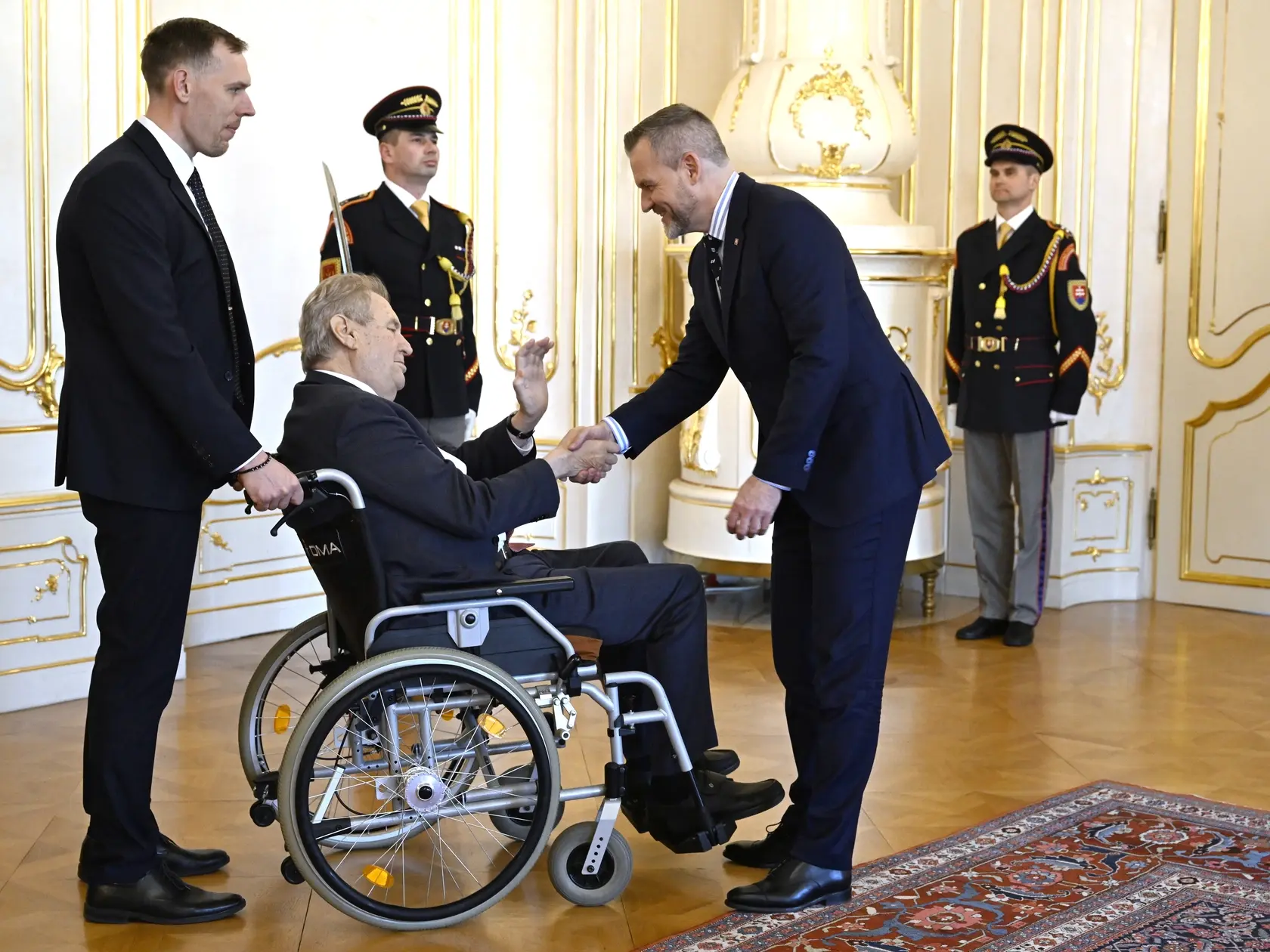 Na snímke sprava prezident SR Peter Pellegrini a bývalý prezident Českej republiky Miloš Zeman si podávajú ruky počas prijatia v Prezidentskom paláci v Bratislave v piatok 11. apríla 2025.