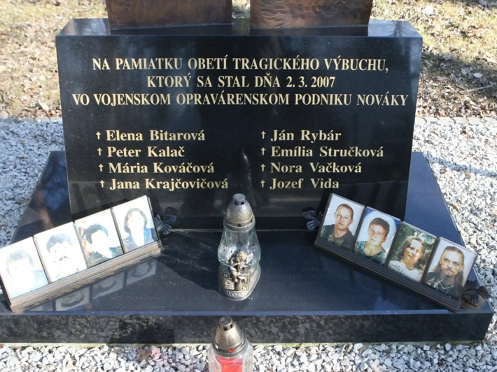Pri výbuchu zomrelo 8 ľudí. Najťažšie zranený bol Marek Prostinák a ďalších 20 zamestnancov sa zranilo ľahko.