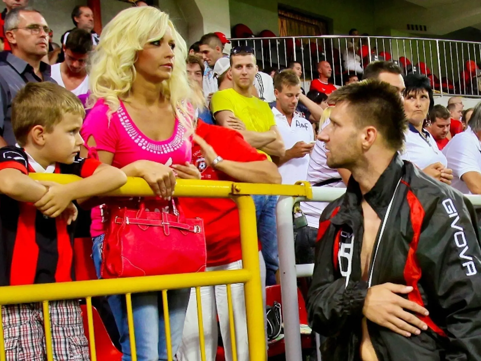 Lenka Čviriková - Hriadeľová so svojim zraneným manželom Petrom Čvirikom počas stretnutia.