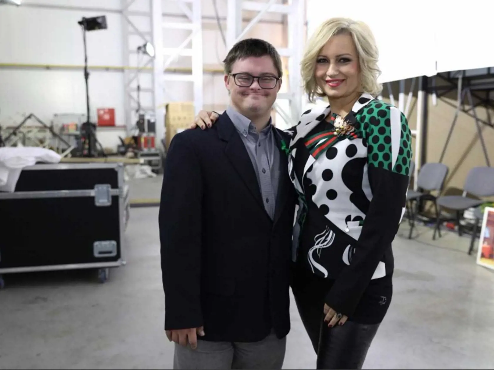 Chlapca sprevádzala moderátorka športových novín Lenka Čviriková Hriadelová. 