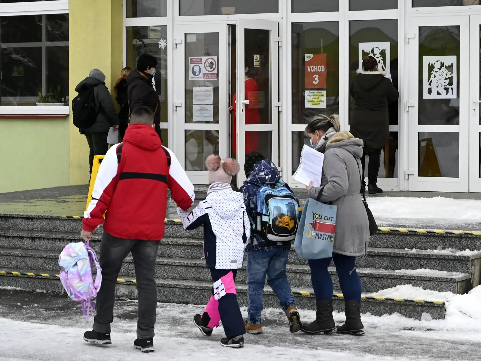 Školy si už podľa ministra školstva Branislava Gröhlinga (SaS) môžu začať v prípade nákazy v triedach objednávať kloktacie PCR testy. Tie sú už pripravené a odskúšané.