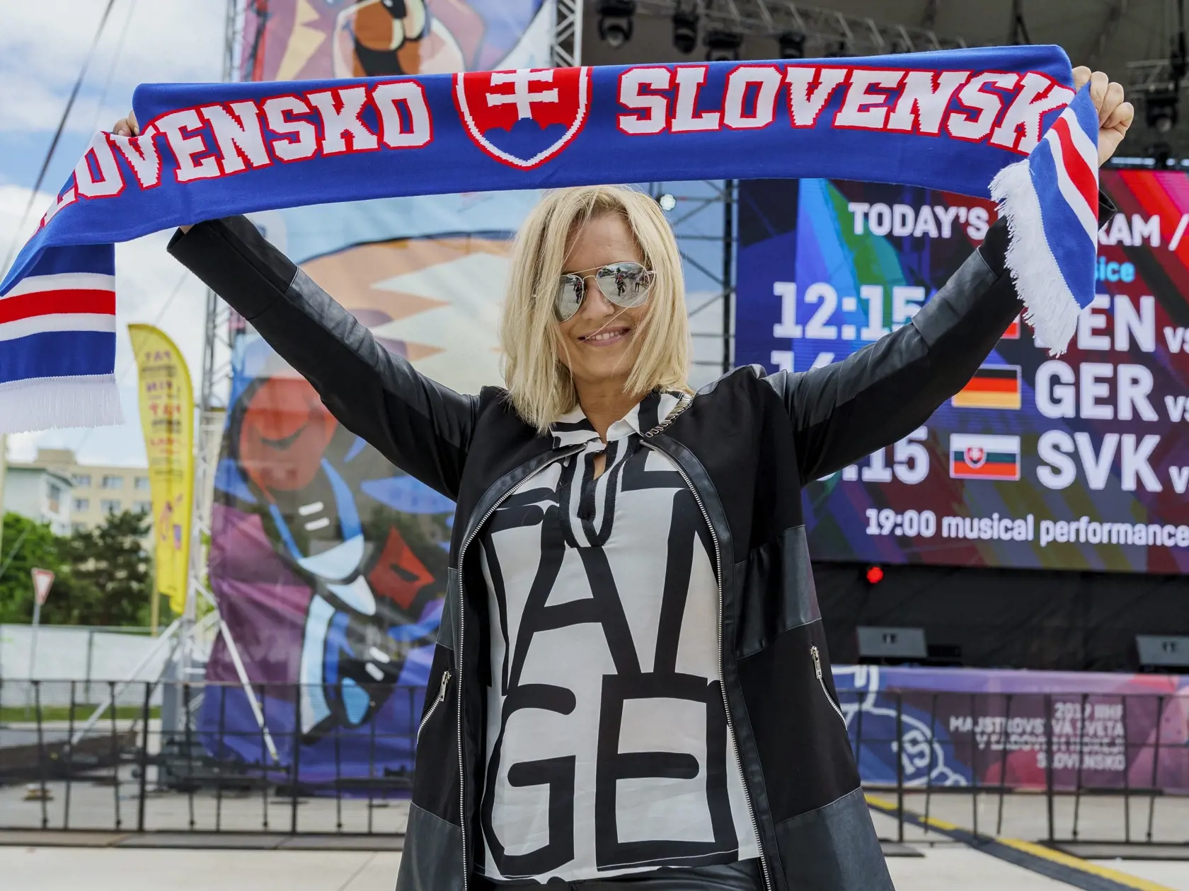 Na snímke športová moderátorka Lenka Čviriková Hriadeľová s manželom Petrom a synmi Samom a Maximom.
