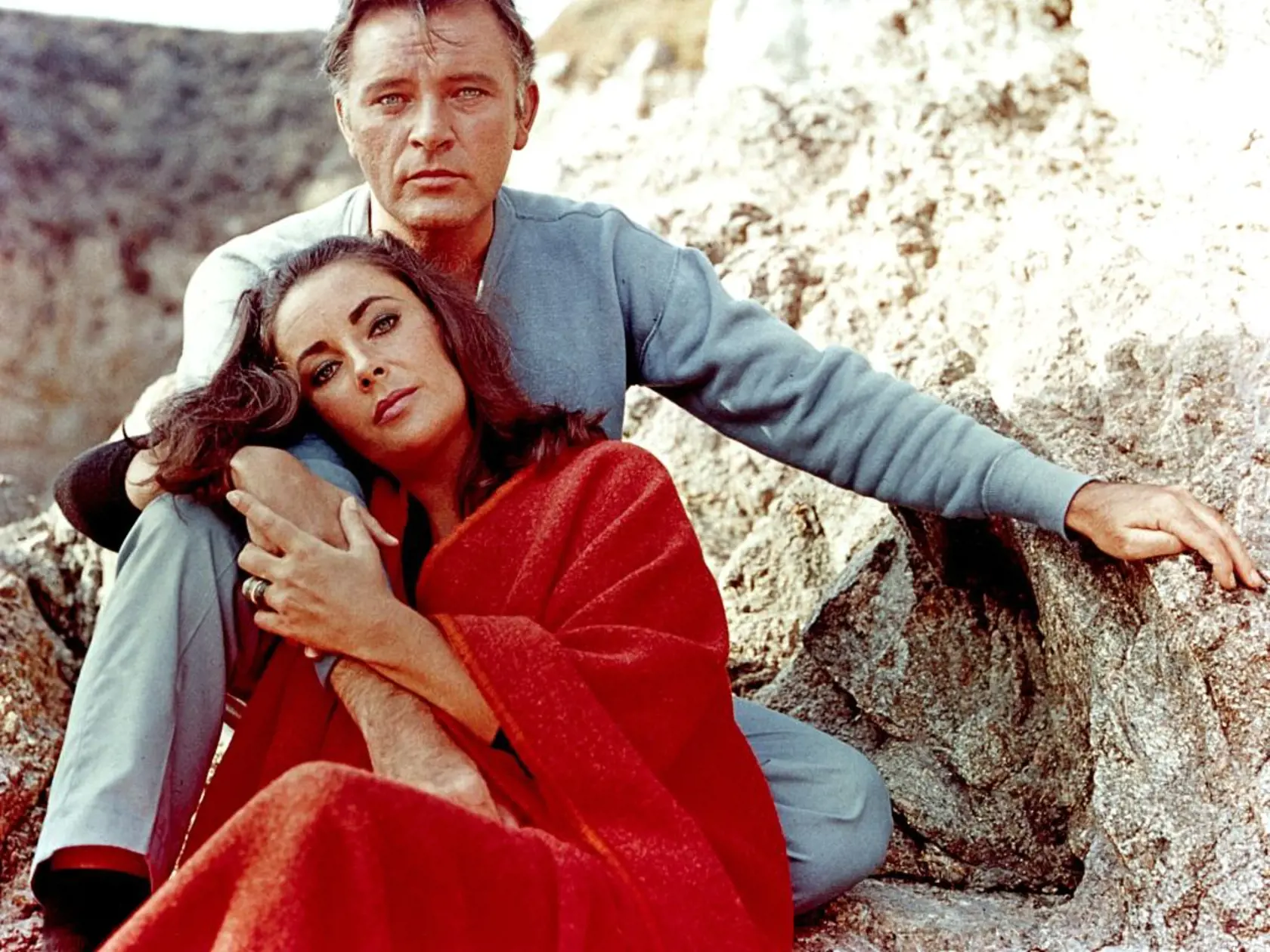 Film Kleopatra (1963) znamenal začiatok dlhého a turbulentného vzťahu medzi Elizabeth Taylor a Richardom Burtonom (foto). Na začiatku nakrúcania sa nenávideli, na konci sa milovali. Ona poslala rozvodové papiere Eddiemu Fisherovi, on Sybil Williams. Liz Taylor a Richard Burton sa v roku 1974 rozviedli, v roku 1975 opäť zosobášili a o rok znova rozviedli.