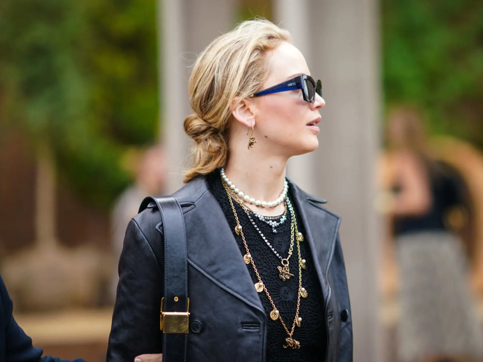 Režisér Dareen Aronofsky, ktorý podľa vlastného scenára nakrútil film matka! (2017), začal randiť s Jennifer Lawrence, ktorej zveril hlavnú úlohu. Ich vzťah sa rýchlo rozpadol, keď sa začali hrnúť nepriaznivé kritiky, pretože režisér z neúspechu obviňoval Jennifer.