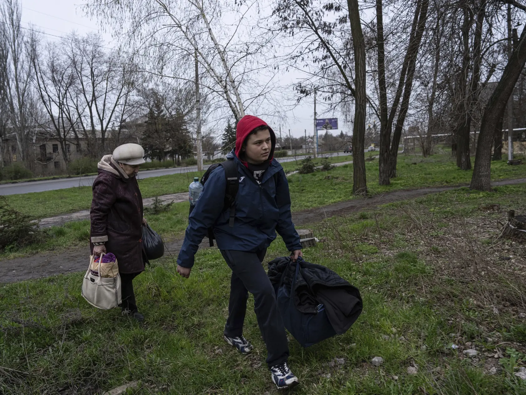 Trinásťročný Andrij si nesie svoje veci po evakuácii z Bachmutu v ukrajinskom meste Kosťantynivka 6. apríla 2023.