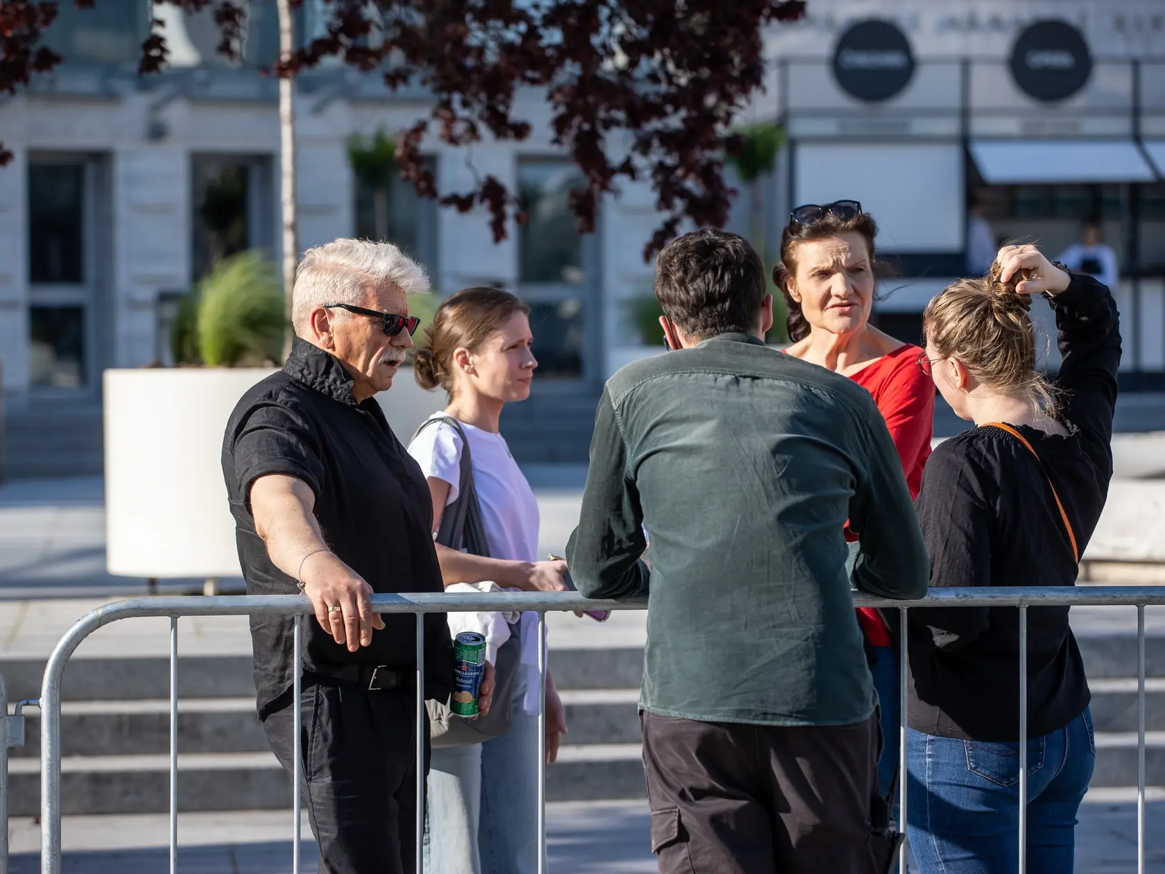 Na snímke Richard Stanke, Jana Kovalčíková a Jana Oľhová, počas protestu pred novou budovou Slovenského národného divadla, kde vystupuje ruská operná speváčka Anna Netrebko.