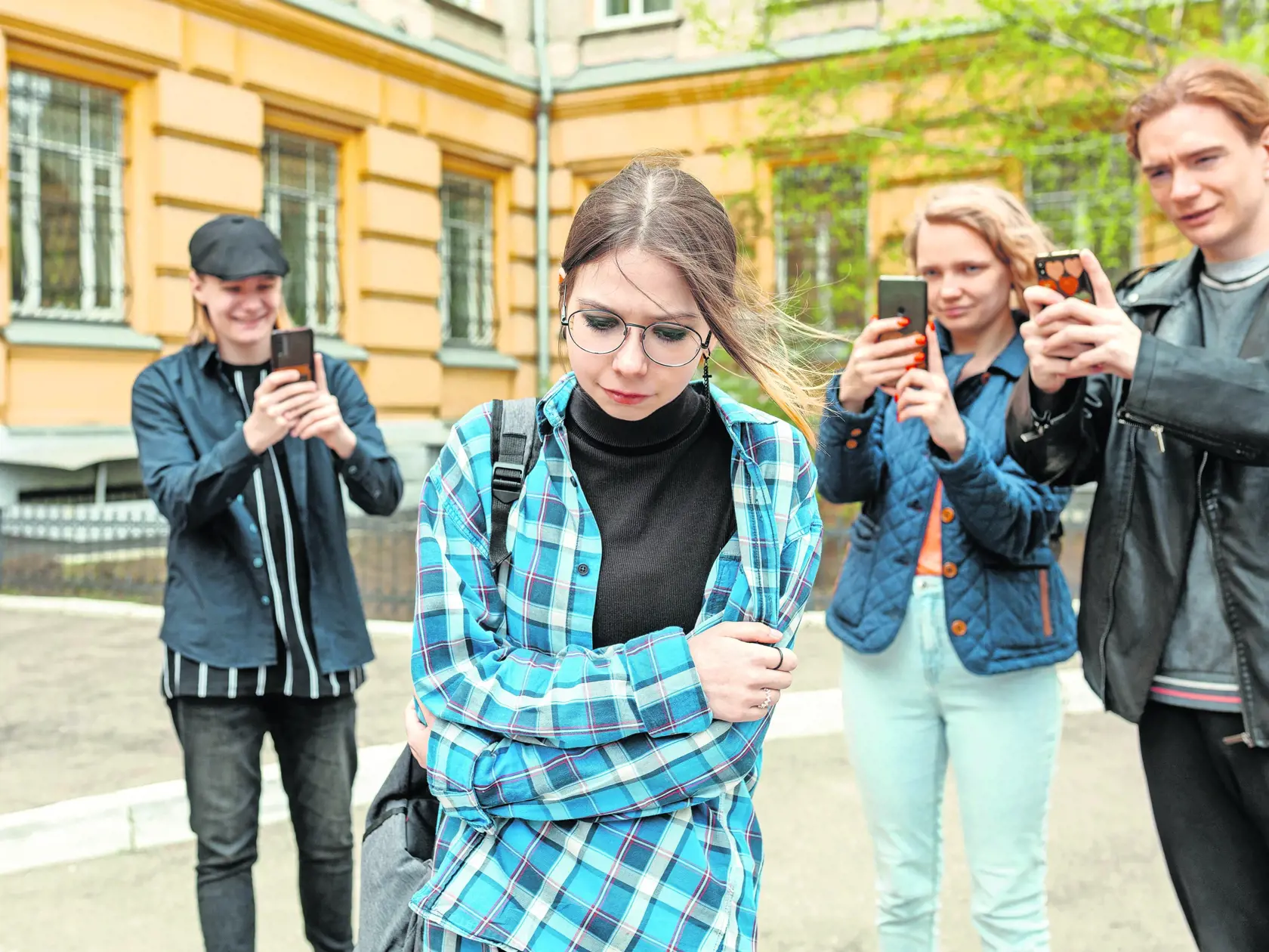 Vláda zákazom mobilov na školách sleduje aj zníženie rizika kyberšikany.