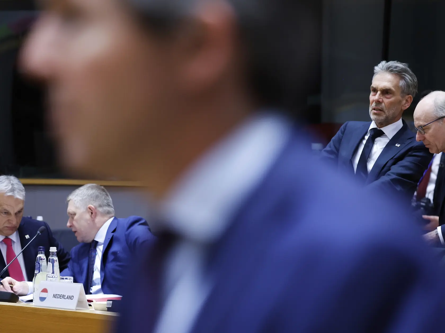 Na snímke zľava maďarský premiér Viktor Orbán, slovenský premiér Robert Fico, luxemburský premiér Luc Frieden a holandský premiér Dick Schoof diskutujú na summite EÚ v Bruseli vo štvrtok 20. marca 2025.