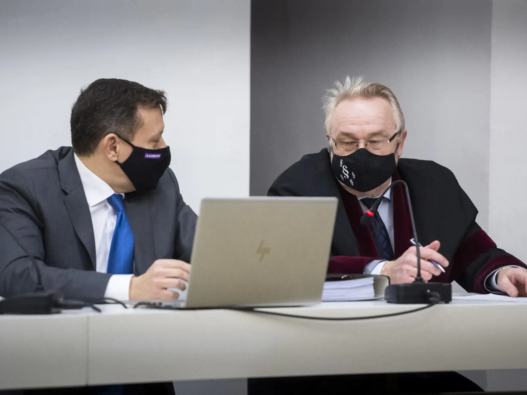 Na snímke sprava prokurátor Ján Šanta a právny zástupca televízie Markíza Daniel Lipšic počas vynesenia rozsudku na pojednávaní na Najvyššom súde SR, ktorý rozhoduje v kauze televíznych zmeniek v Bratislave 12. januára 2021. Najvyšší súd (NS) SR potvrdil v kauze falšovania televíznych zmeniek vinu pre Mariana Kočnera a Pavla Ruska. Odsúdení sú na 19 rokov nepodmienečne, Kočner dostal aj peňažný trest 10.000 eur.