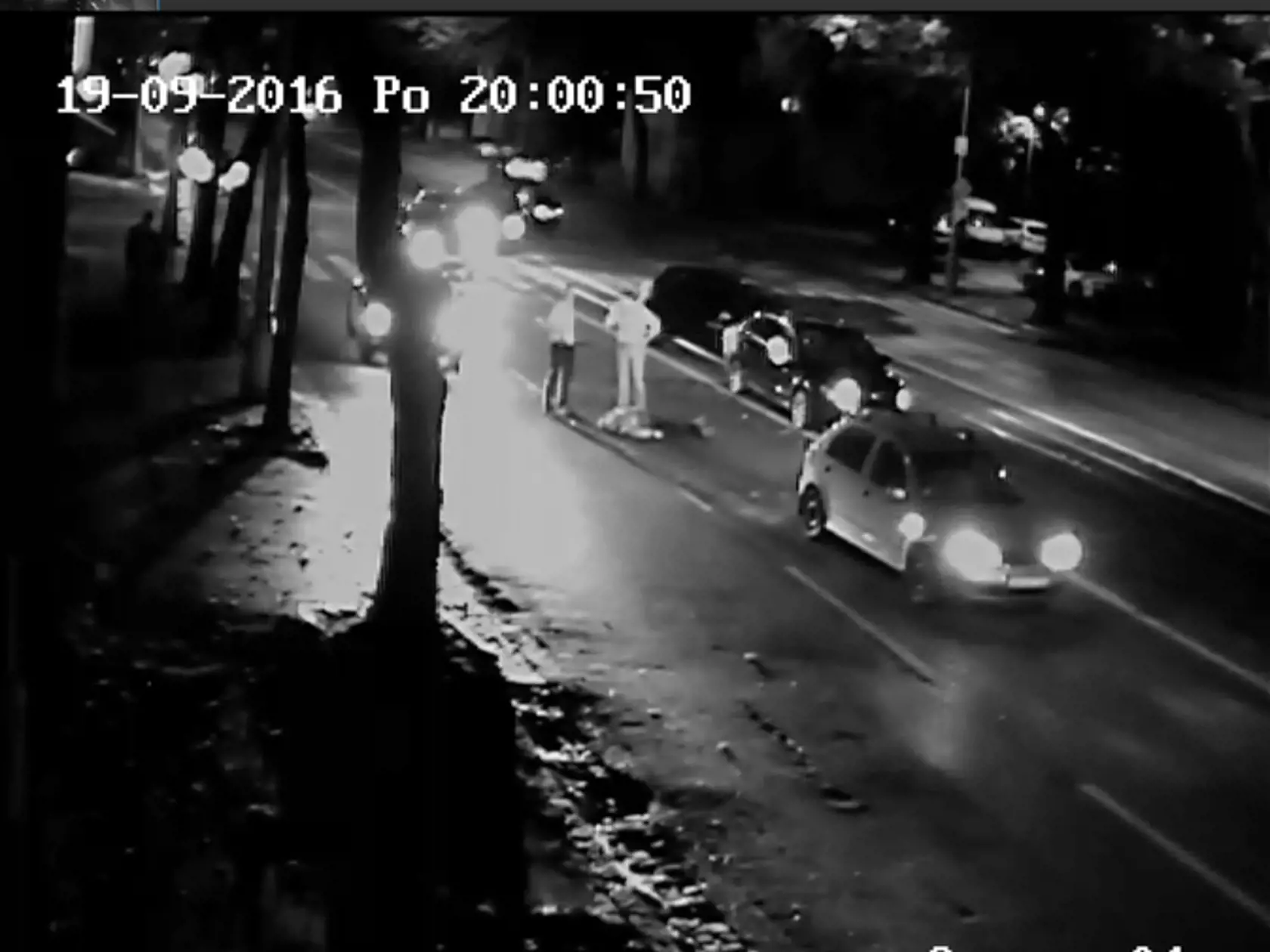 Lipšic po zrážke vystúpil z auta a telefonicky privolával pomoc.