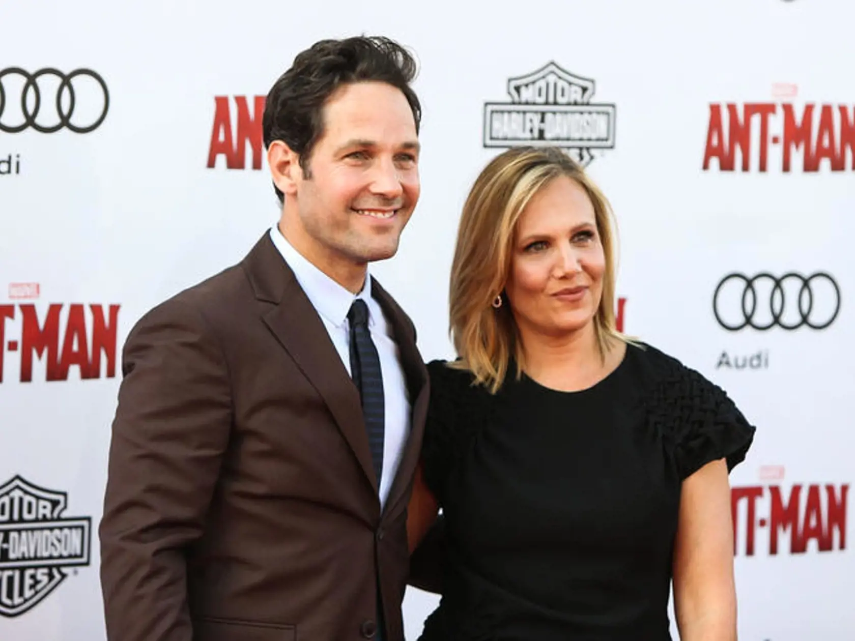 Paul Rudd & Julie Yaeger: Herec Paul Rudd sa vyjadril, že nie je komplikovaným človekom a vidno to aj na jeho neholywoodskom správaní. Za manželku má novinárku a sú spolu od roku 2003.