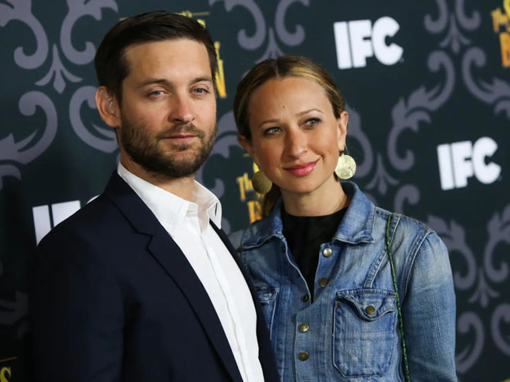 Tobey Maguire & Jennifer Meyer: Bývalý Spiderman má za manželku šperkárku. Zrejme aj jeho kariéra pomohla tomu, že je z nej dnes jedna z najžiadanejších návrhárok šperkov v Hollywoode.