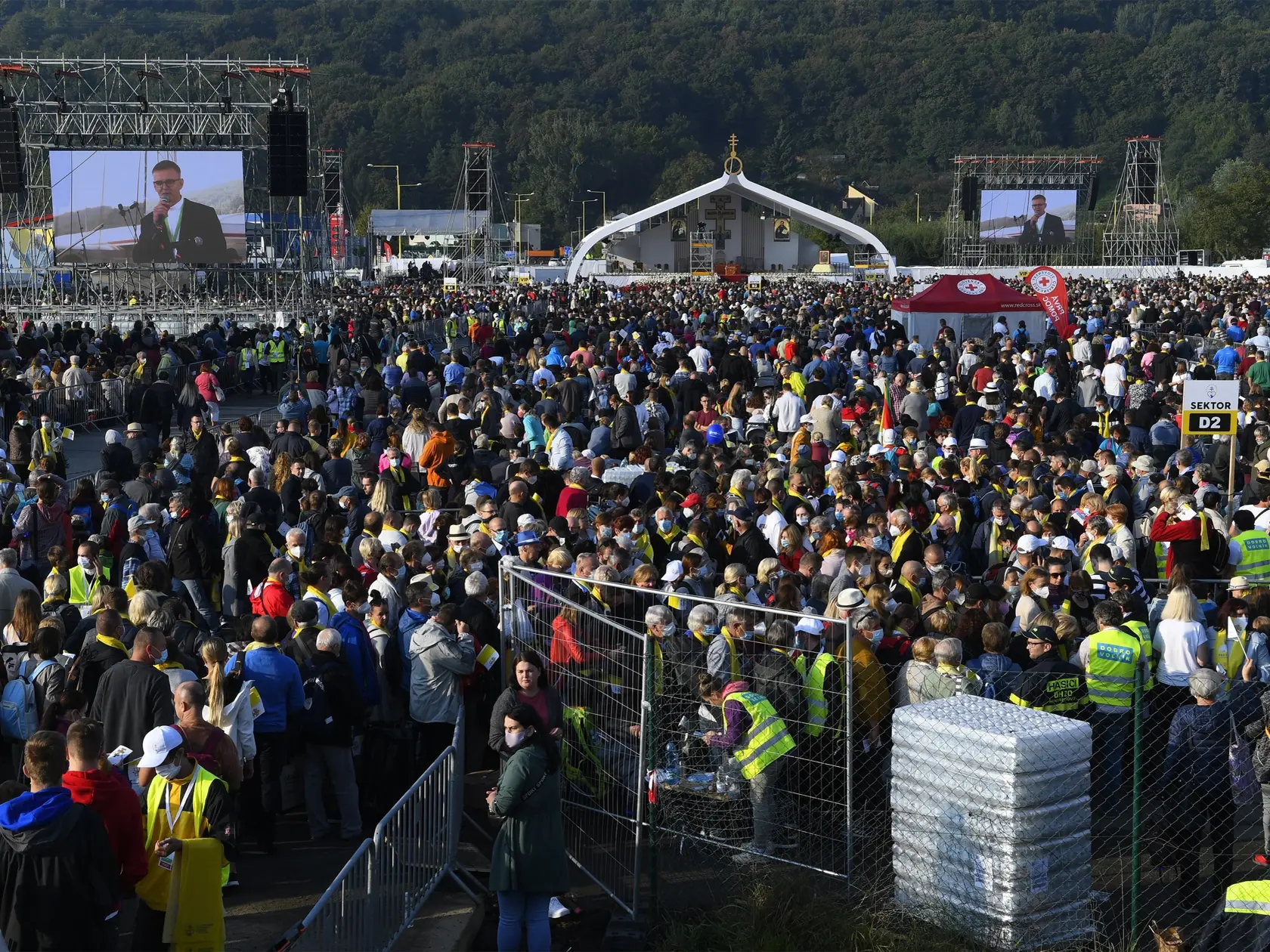 V nedeľu 12. septembra 2021 pricestoval na oficiálnu návštevu Slovenska pápež František. Počas návštevy, ktorá potrvá do 15. septembra Svätý Otec zavíta do Bratislavy, Košíc, Prešova a Šaštína. Stretne sa s troma najvyššími ústavnými činiteľmi, ale aj zástupcami židovskej či rómskej komunity. V Šaštíne je na programe svätá omša s homíliou Svätého Otca. Návšteva, ktorej mottom je “ S Máriou a Jozefom na ceste za Ježišom” je prvou cestou pápeža Františka na Slovensko. Na snímke veriaci na priestra