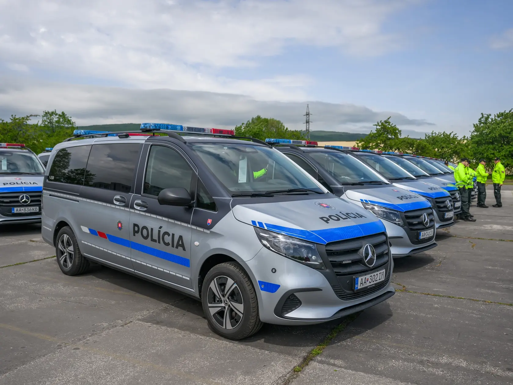 Na snímke odovzdané nové služobné vozidlá pre potreby polície v Bratislave 24. apríla 2025. FOTO TASR - Jaroslav Novák