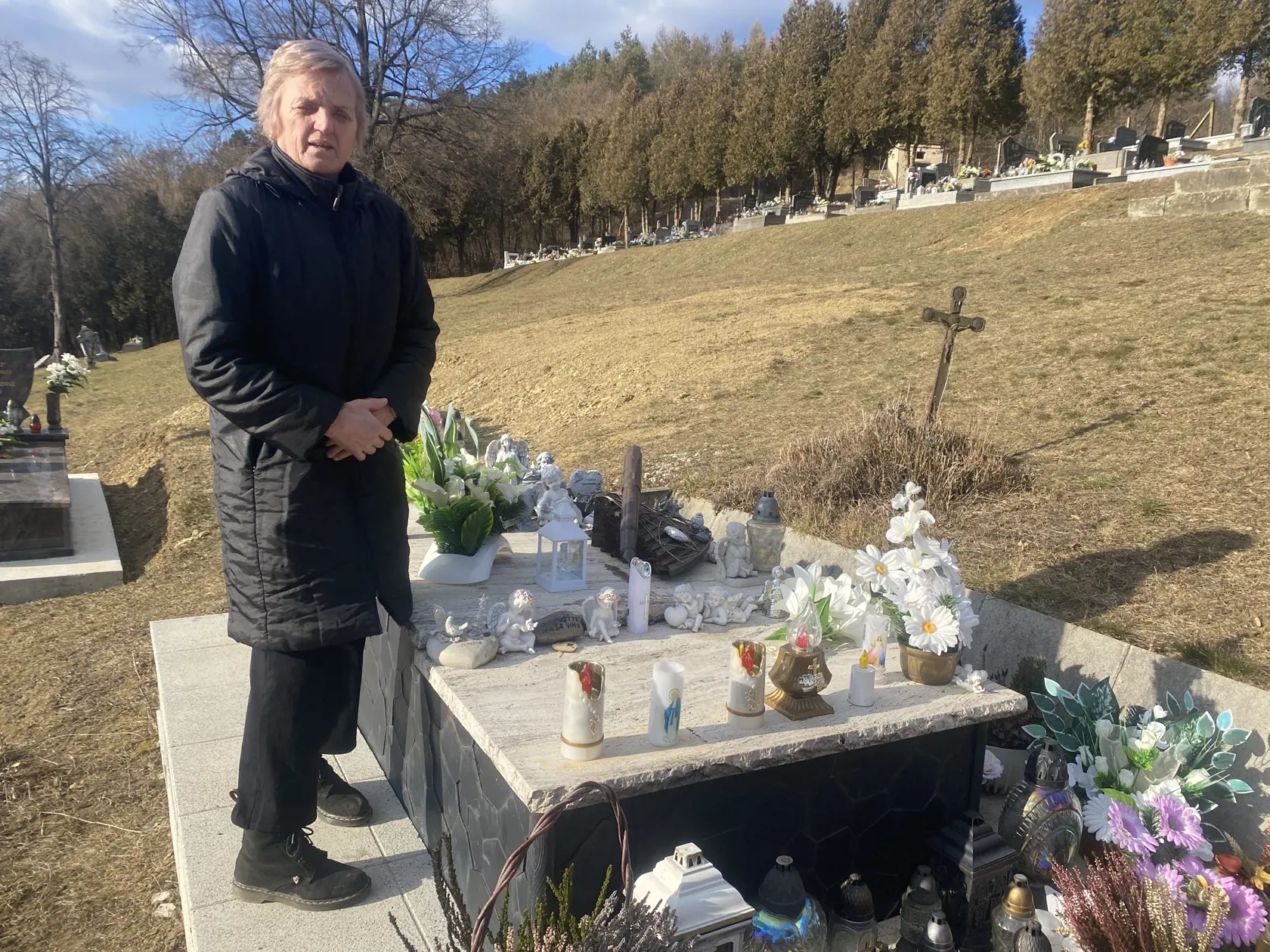 Hrob zavraždenej Martiny Kušnírovej (†27) v Gregorovciach. Zlatica Kušnírová k nemu chodí každý deň. 
