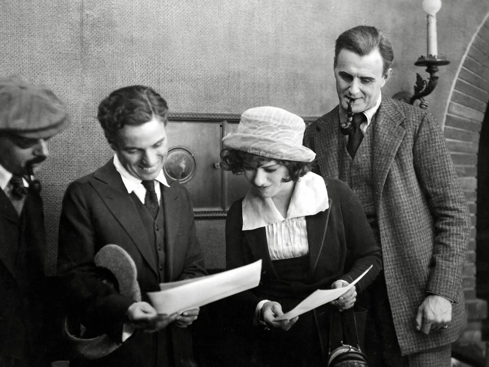 Partnerka britského herca a režiséra Charlesa Bryanta (1879-1948) Alla Nazimova bola známa intímnymi vzťahmi so ženami. (Obaja na snímke s Charlie Chaplinom, druhý zľava.) Bryant tvrdil, že 5. decembra 1912 sa zosobášili, ale manželstvo bolo fingované. V novembri 1925 Bryant oznámil, že sa oženil s Marjorie Gilhooley a v sobášnom liste uviedol, že je slobodný. Škandál nenávratne poškodil kariéru Ally Nazimovej. Bryantovo manželstvo vydržalo 11 rokov a vzišli z neho syn Charles a dcéra Sheila, kt