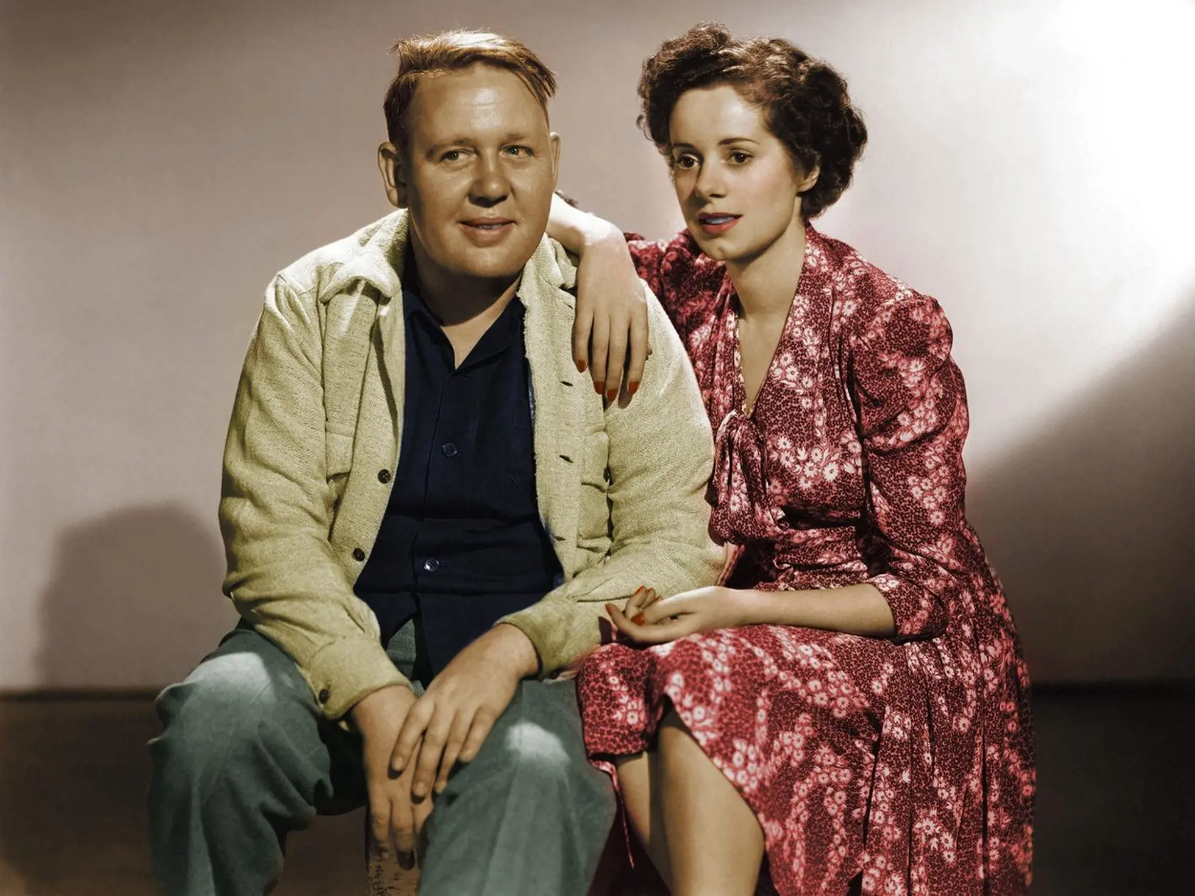 Britská herečka a speváčka Elsa Lanchester (1902-1986) vo svojej autobiografii prezradila, že s manželom Charlesom Laughtonom nemali deti, pretože bol homosexuál. Jej priateľka Maureen O´Hara však tvrdila, že pravou príčinou bol umelý potrat. Podľa jej životopisca vraj sama deti nechcela. Manželstvo trvalo od roku 1929 až do Laughtonovej smrti v roku 1962.