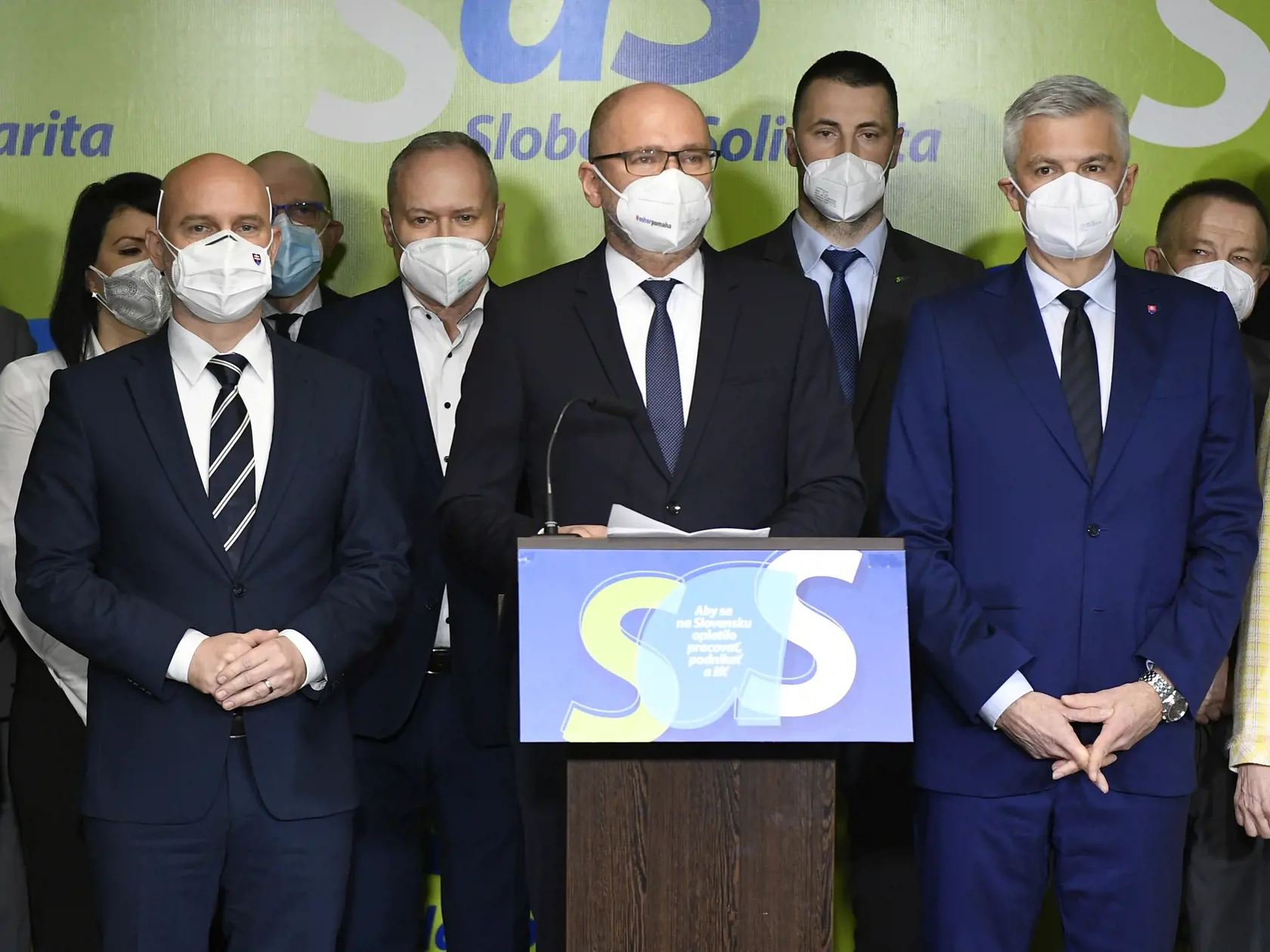 Strana SaS vyzýva premiéra Igora Matoviča (OĽANO) na odchod z funkcie. Na pondelkovej tlačovej konferencii to uviedol predseda strany a vicepremiér Richard Sulík, ktorý v prípade potreby ponúkne svoju funkciu ministra.