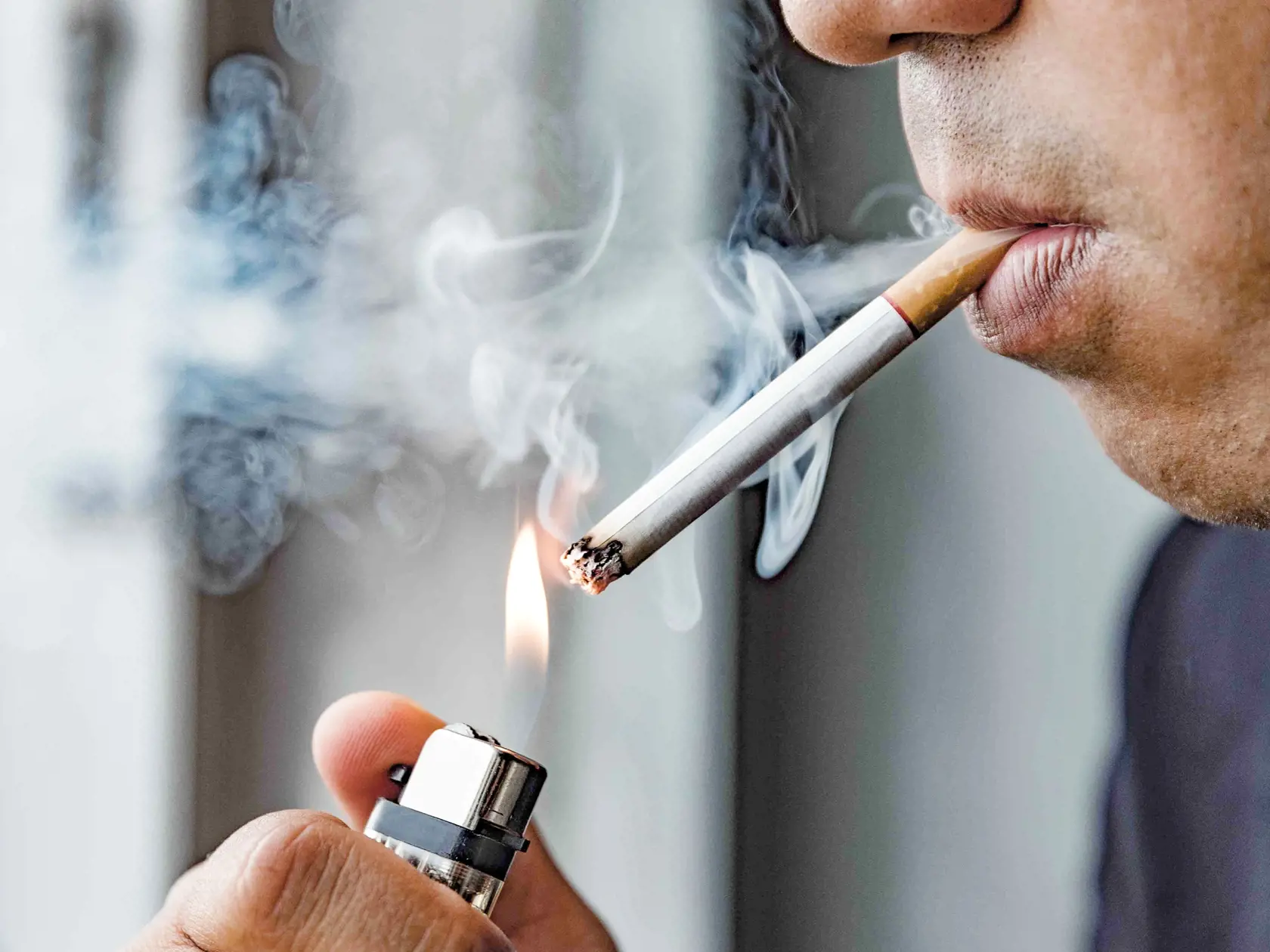 Vyhýbať by ste sa mali cigaretám a aj zafajčenému prostrediu.