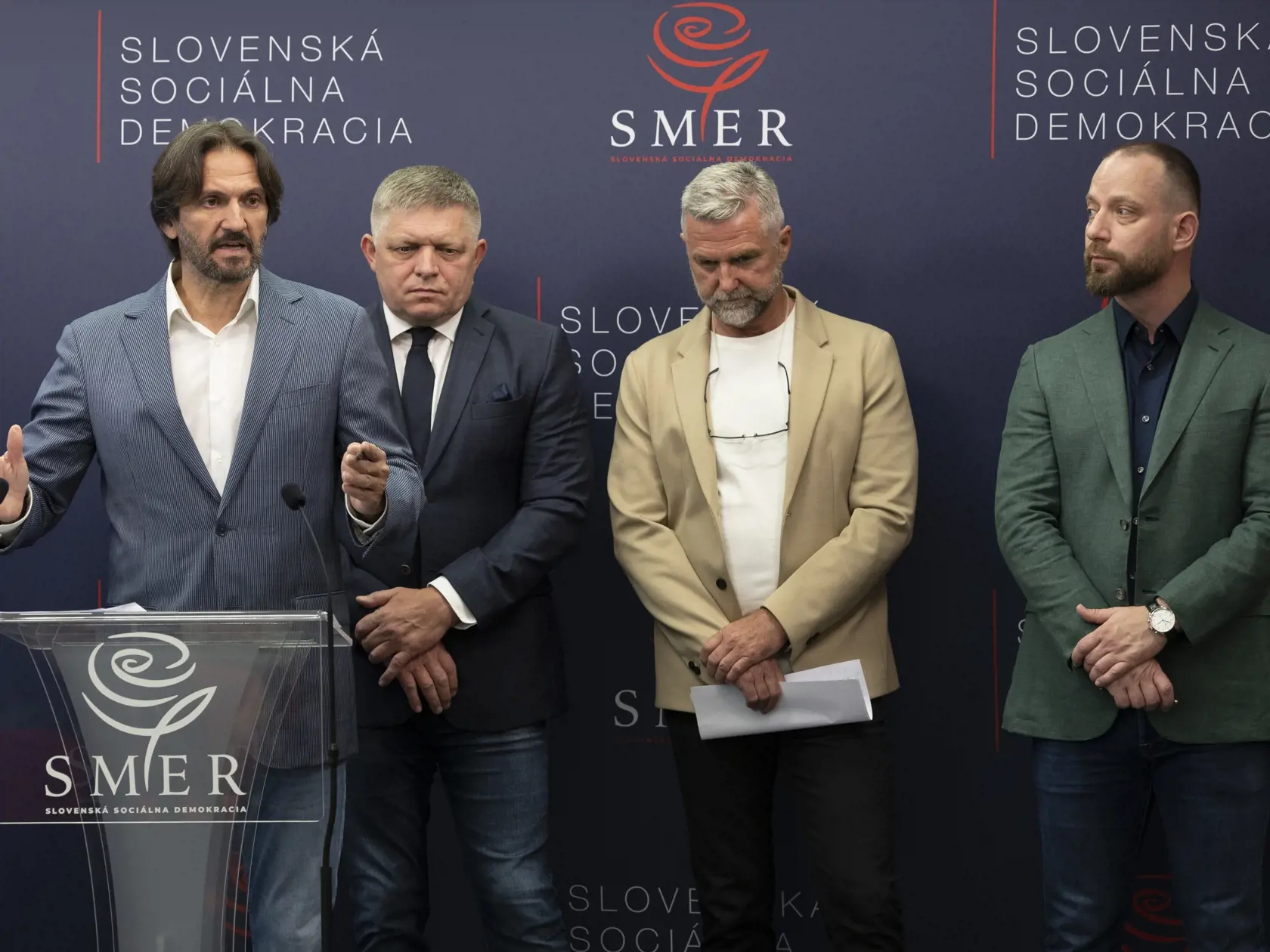 Tibor Gašpar sa tak opäť môže začať objavovať na siahodlhých a od tohto momentu ešte častejších tlačových konferenciách Smeru-SD.