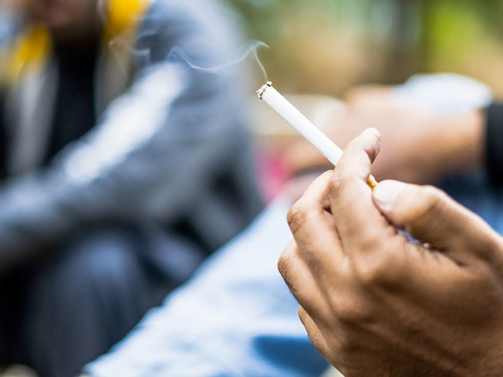 Vyhýbať by ste sa mali cigaretám a aj zafajčenému prostrediu.