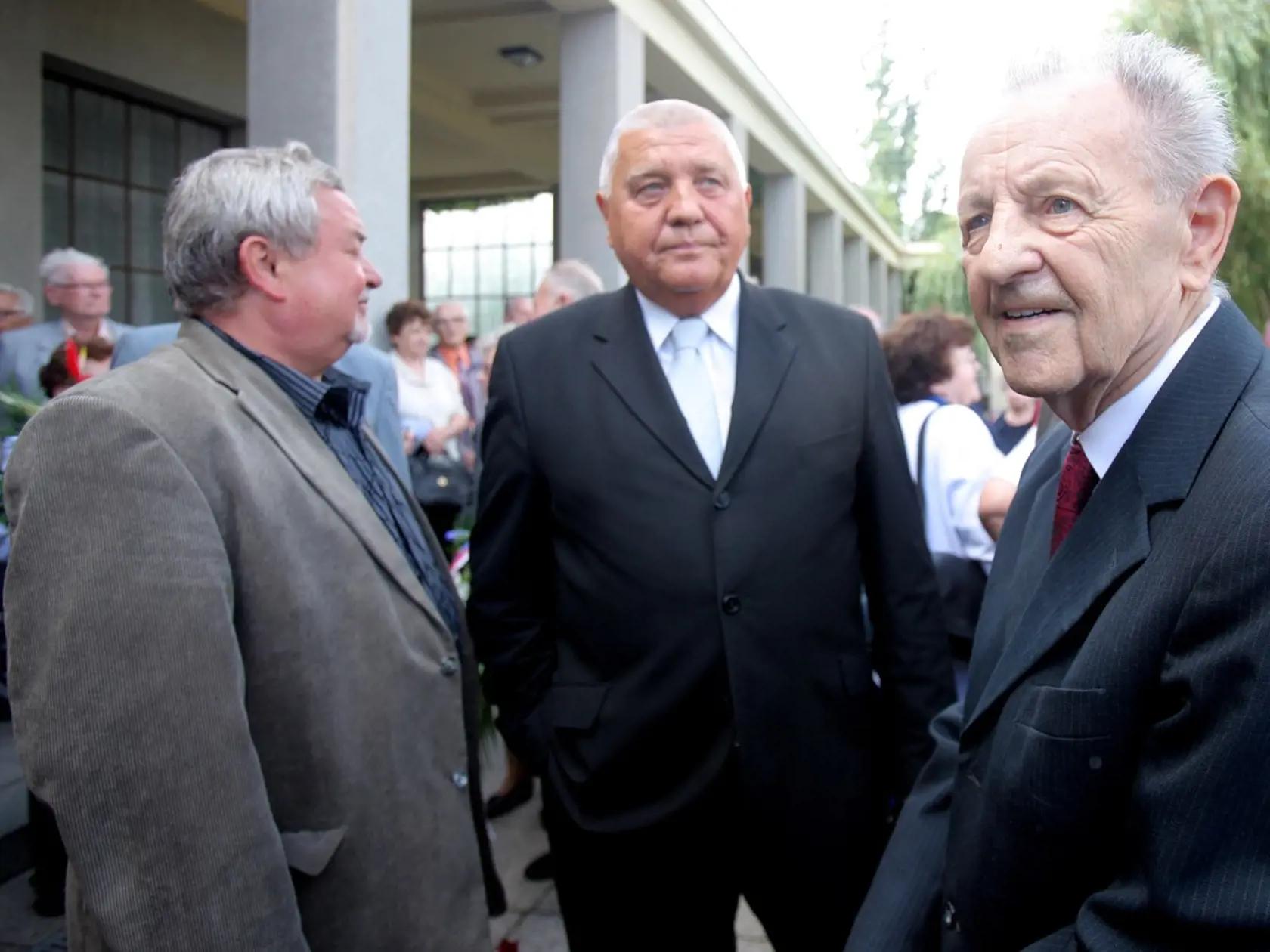 Na poslednej rozlúčke s národnou umelkyňou Jiřinou Švorcovou nemohli chýbať ani bývalí komunistickí pohlavári Miloš Jakeš a Miroslav Štěpán.
