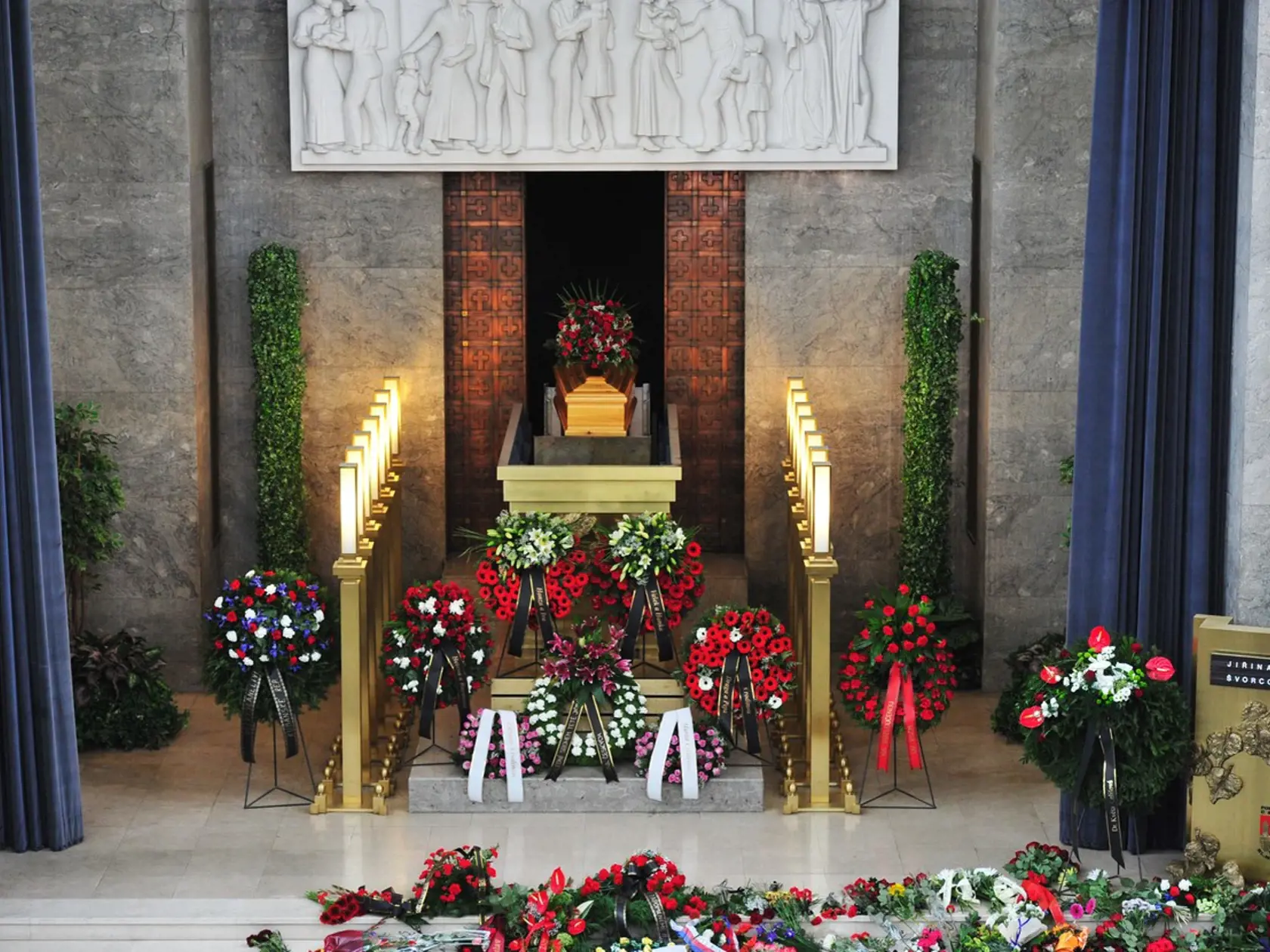 Švorcovej rakva v Strašnickom krematóriu v Prahe.
