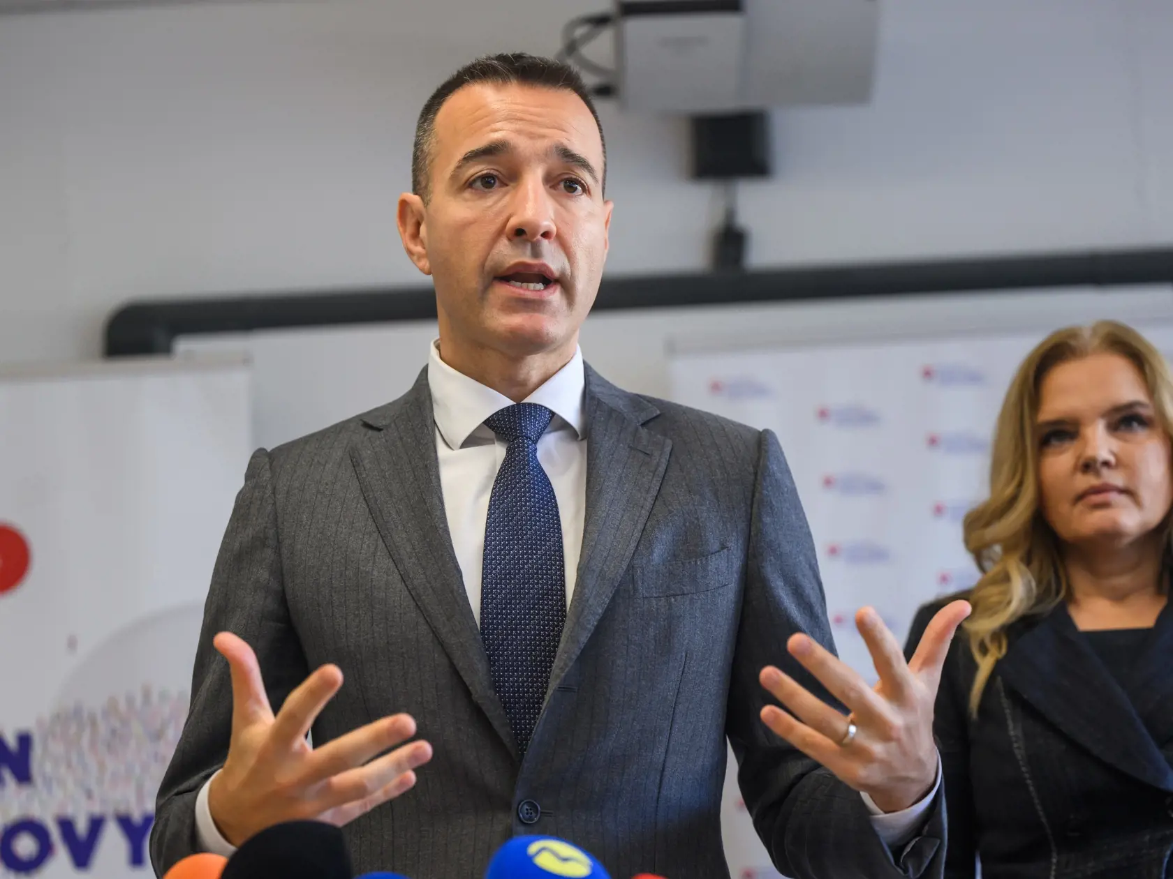 Na snímke zľava minister školstva, vedy, výskumu, vývoja a mládeže SR Tomáš Drucker (Hlas-SD) a riaditeľka Regionálneho úradu školskej správy v Bratislave Miriam Valášiková počas tlačovej konferencie k odovzdaniu prvej techniky v rámci programu DigiEDU a predstavavenie cielenej podpory pre školy na prácu s technikou a novými programami pre efektívnejšiu prípravu žiakov na vzdelávanie v 21. storočí v Bratislave 29. októbra 2024.