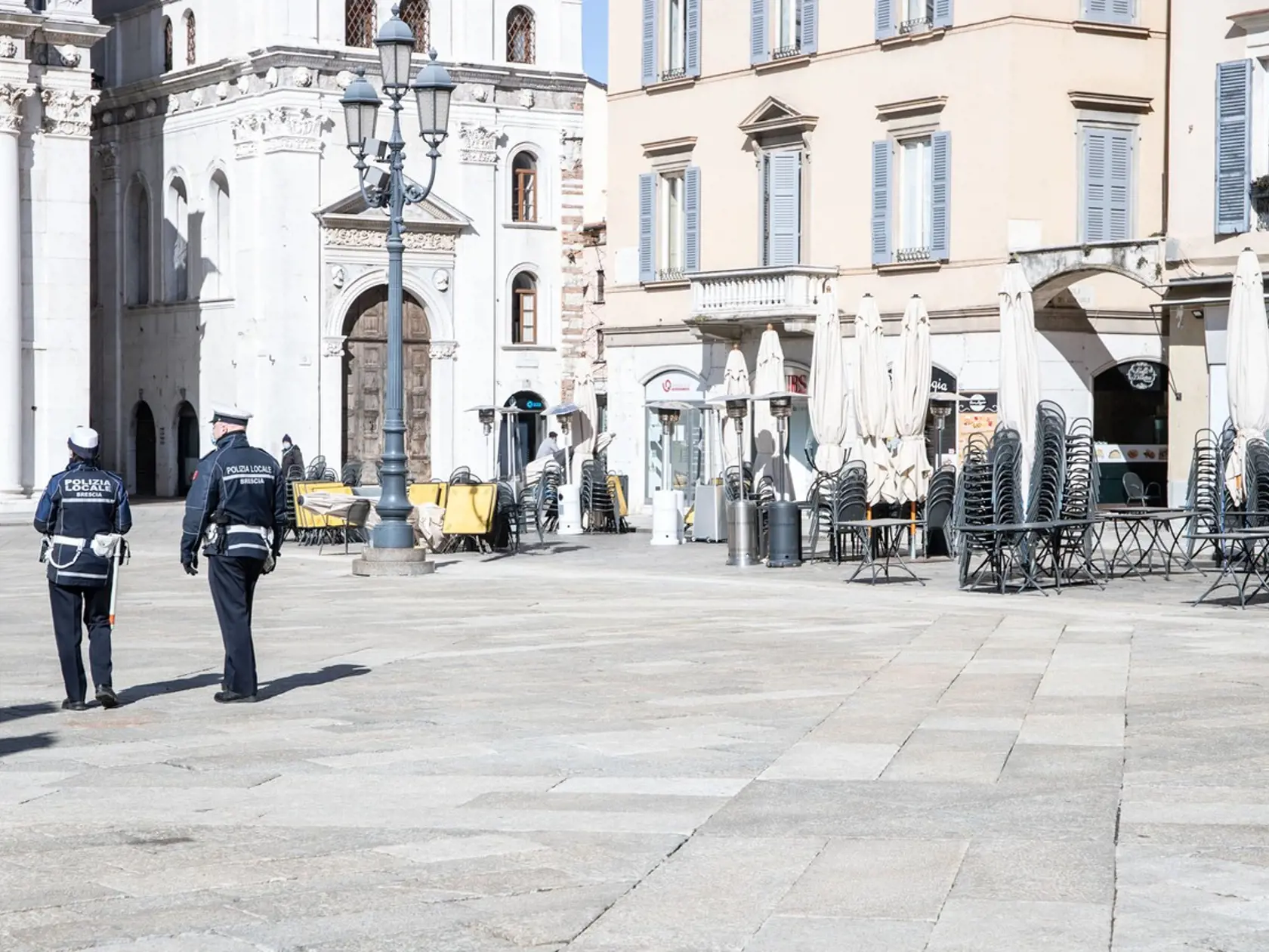 Od dnes platia v ľudnatých severotalianskych regiónoch (vrátane Lombardska alebo Lazia, v ktorom sa nachádza hlavné mesto Rím) takzvané červené zóny, v ktorých platia tie najprísnejšie protipandemické opatrenia.