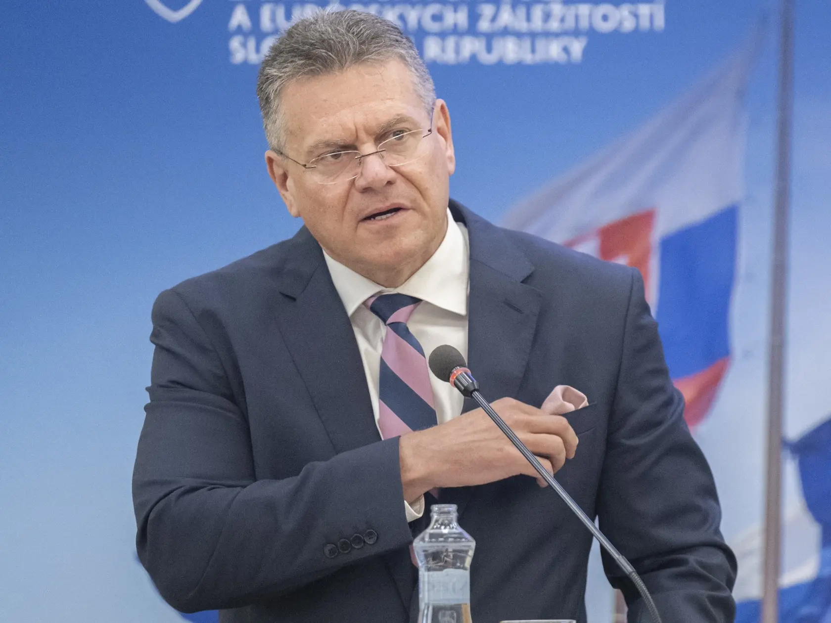„Budem na tom nepretržite pracovať. Ak sa nám nepodarí dosiahnuť spravodlivú dohodu s našimi americkými partnermi, EÚ sa nebude nečinne prizerať. Sme pripravení zaviesť pevné, účinné, ale primerané protiopatrenia. Analytická práca na usmernenie našich návrhov je v plnom prúde,“ opísal situáciu slovenský eurokomisár.