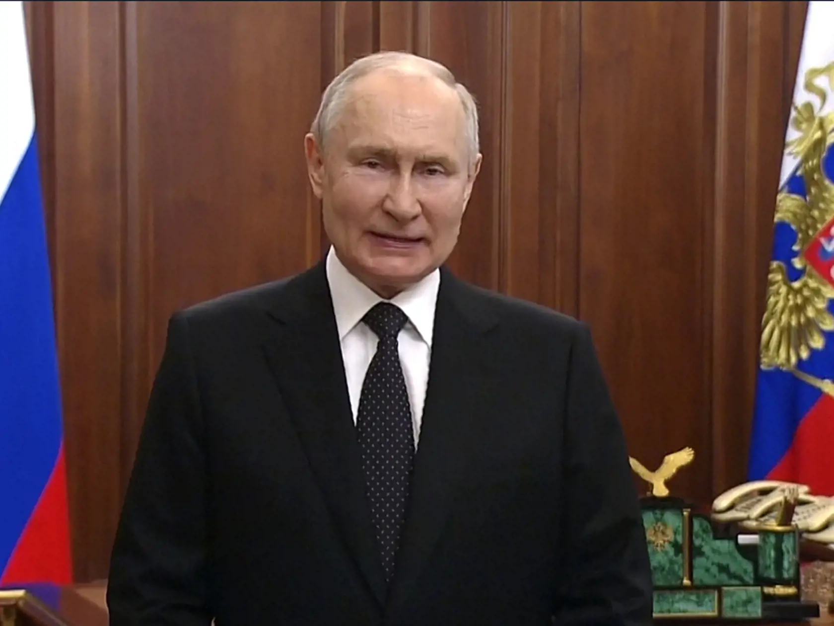 Na snímke z videa ruský prezident Vladimir Putin sa prihovára k národu v Moskve v Rusku v sobotu 24. júna 2023.