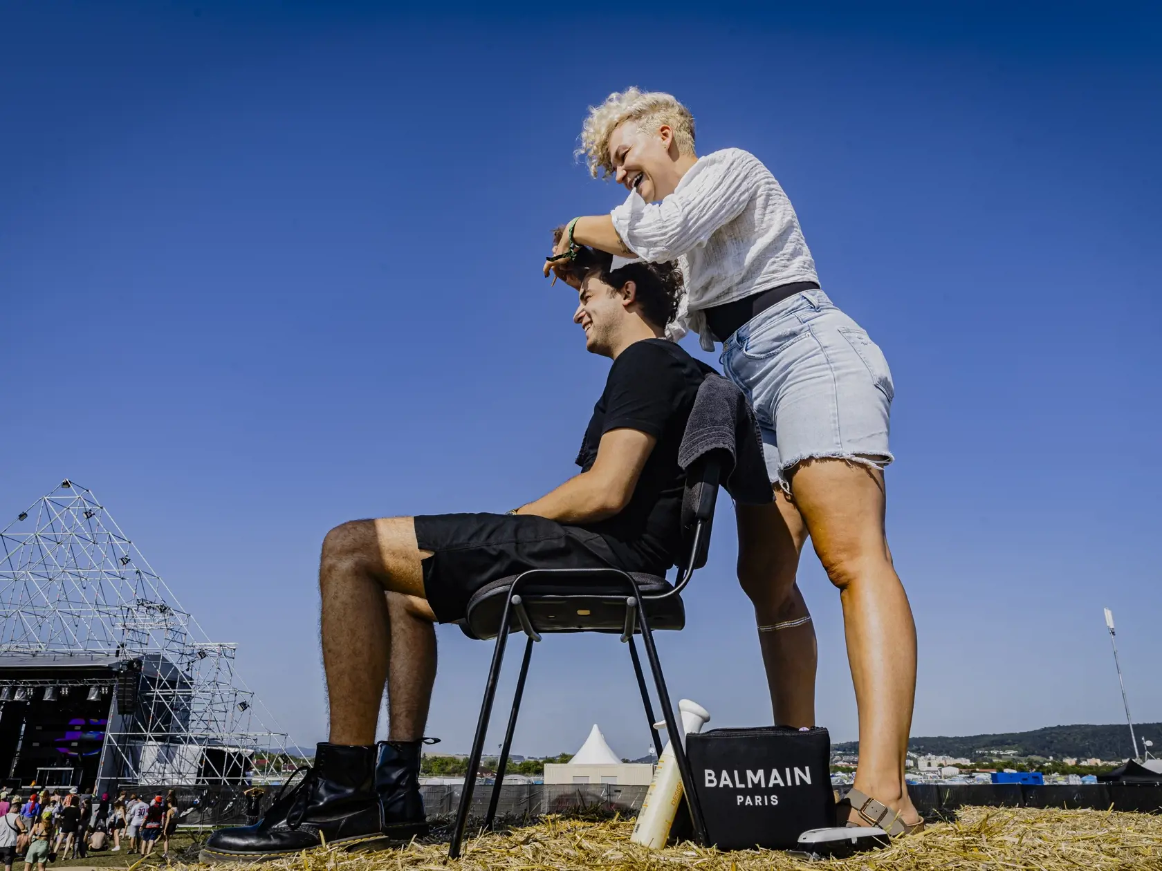 Spevák Curly Simon sa nechal na festivale ostrihať.