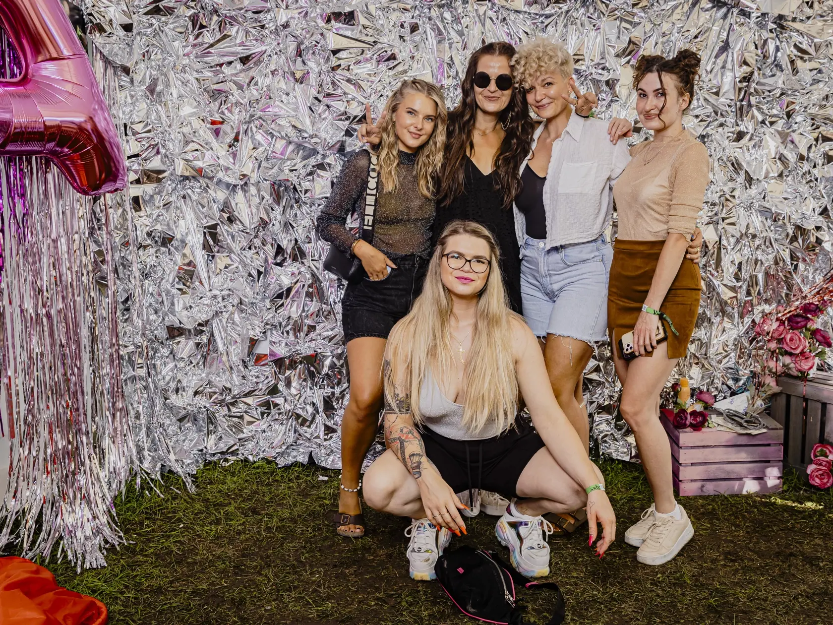 Šikovné baby sa v Emma stánku starali o štýlový look a festivalové účesy.