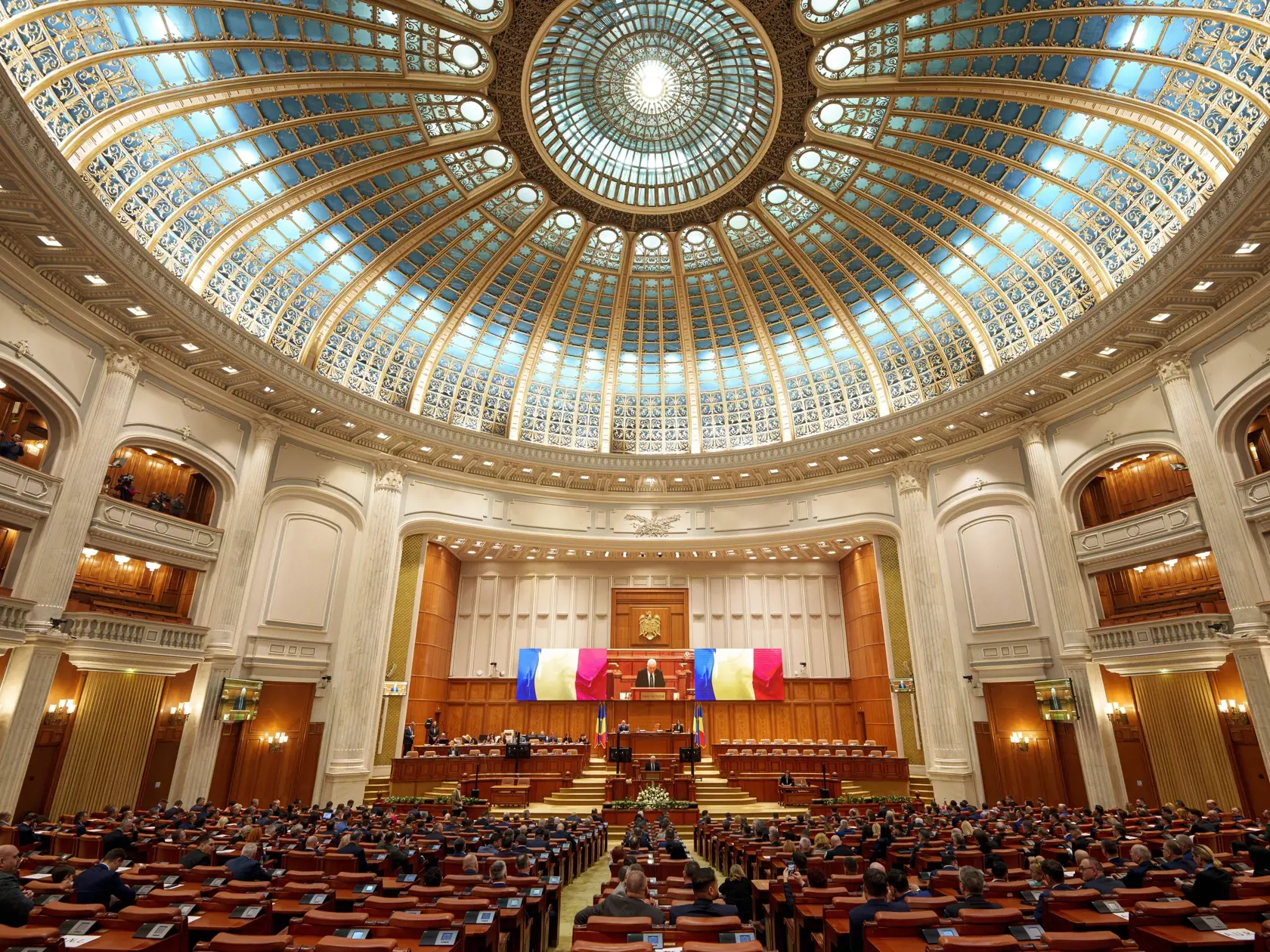 Na snímke poslanci rumunského parlamentu sa zišli na prvej schôdzi po voľbách v Bukurešti v piatok 20. decembra 2024.