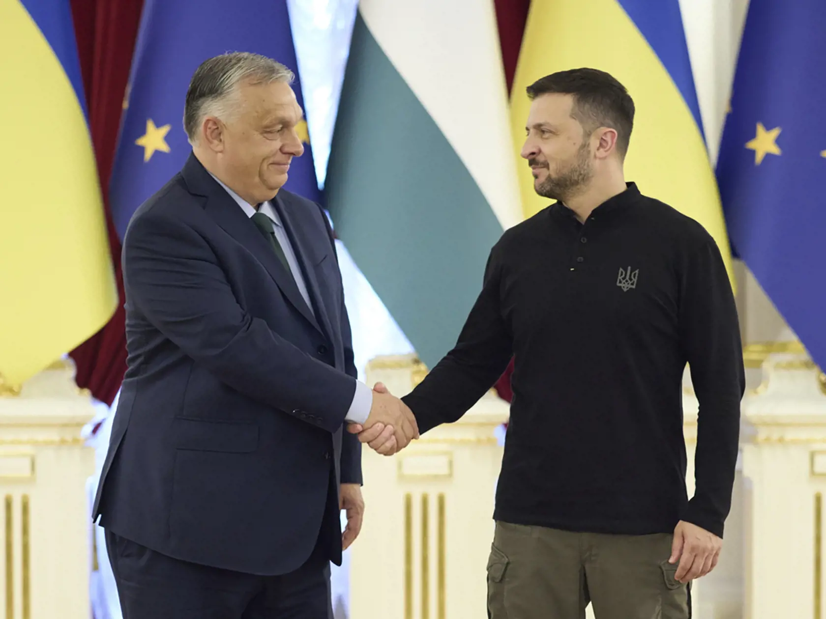 Ukrajinský prezident Volodymyr Zelenskyj (vpravo) víta maďarského premiéra Viktora Orbána (vľavo) počas stretnutia v Kyjeve 2. júla 2024.