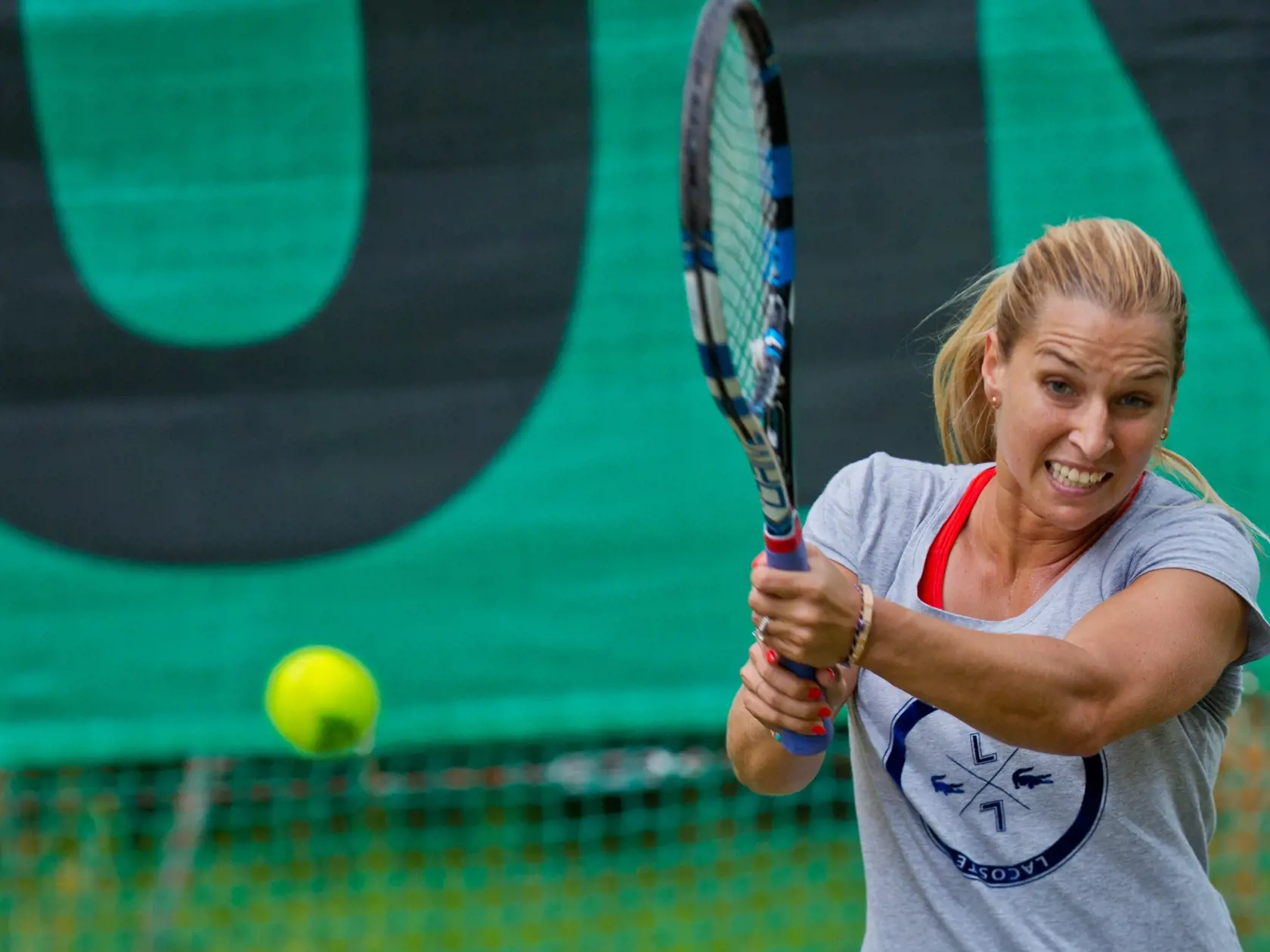 Na snimke slovenska tenistka Dominika Cibulkova sa pripravuje po lahsom zraneni na turnaje na travnatom povrchu, ktorych vrcholom bude turnaj vo Wimbledone.