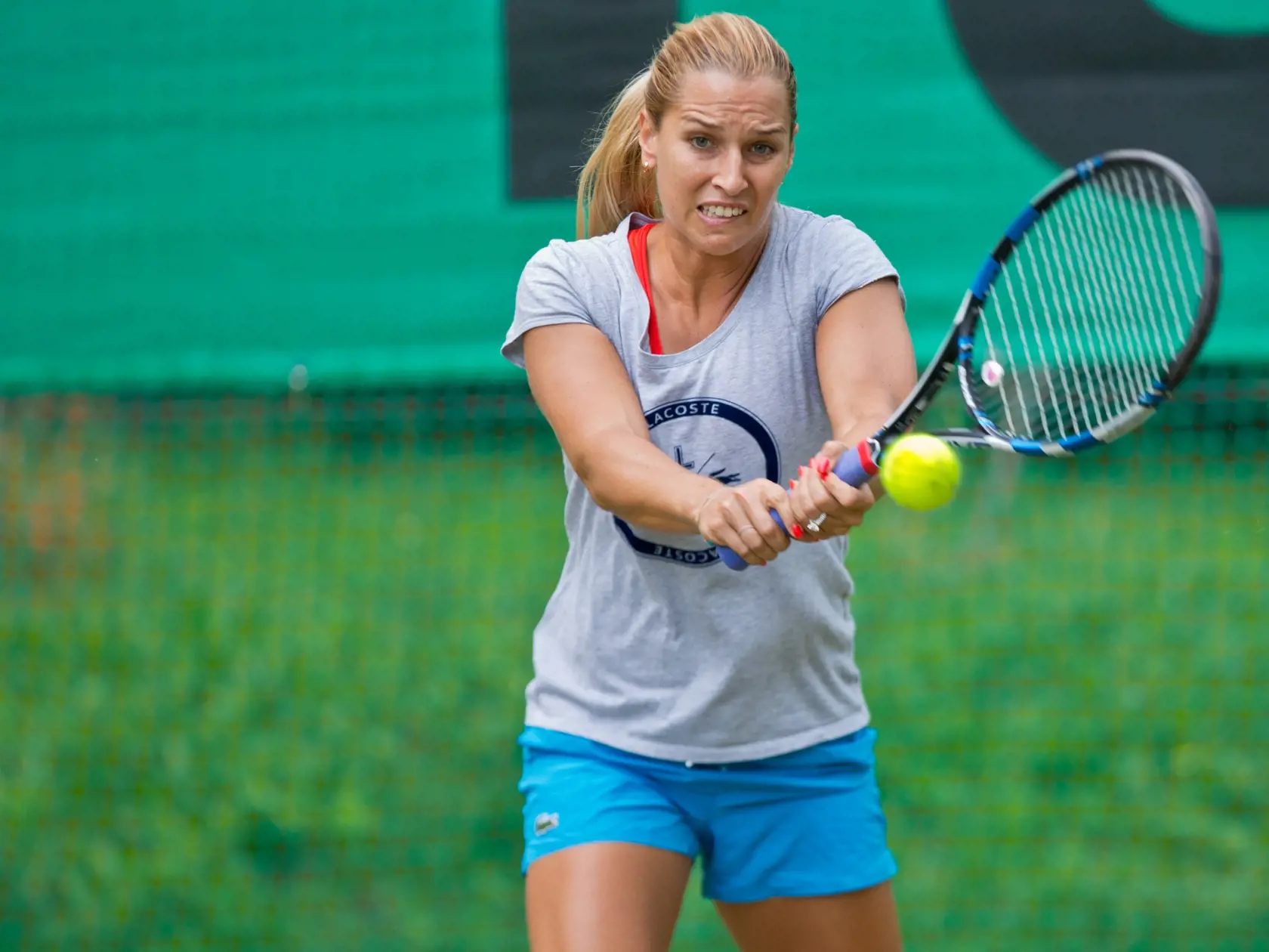 Na snimke slovenska tenistka Dominika Cibulkova sa pripravuje po lahsom zraneni na turnaje na travnatom povrchu, ktorych vrcholom bude turnaj vo Wimbledone.