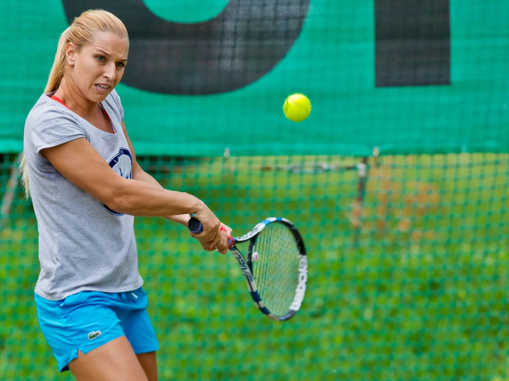 Na snimke slovenska tenistka Dominika Cibulkova sa pripravuje po lahsom zraneni na turnaje na travnatom povrchu, ktorych vrcholom bude turnaj vo Wimbledone.