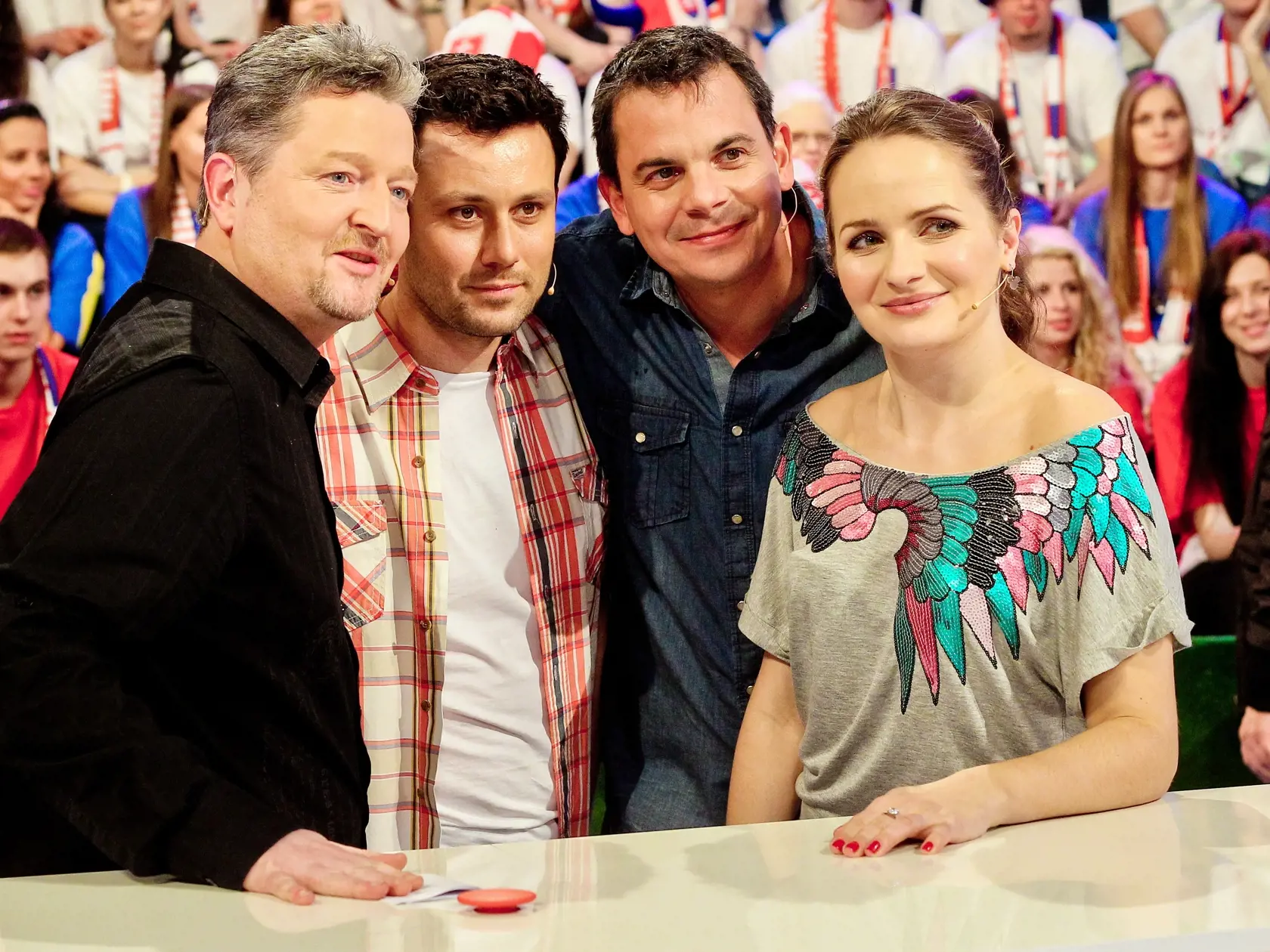 Na snimke zlava Peter Sklar, Robo Jakab, Dano Dangl a Zuzana Sebova pocasc natacania siedmeho dielu show Milujeme Slovensko z dielne verejnopravnej RTVS.