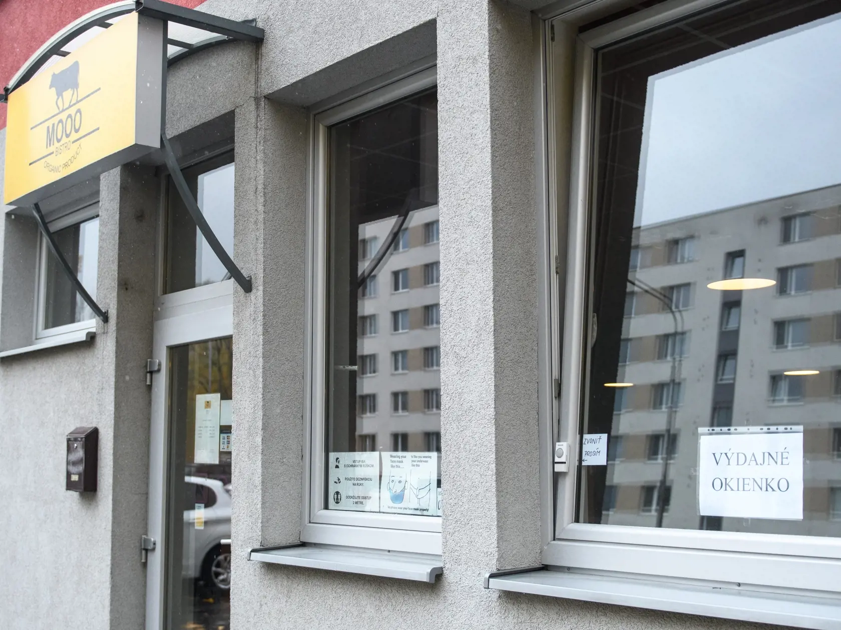 Na snímke okienkový predaj v reštaurácii v Topoľčanoch 2. novembra 2021. FOTO TASR – Henrich Mišovič