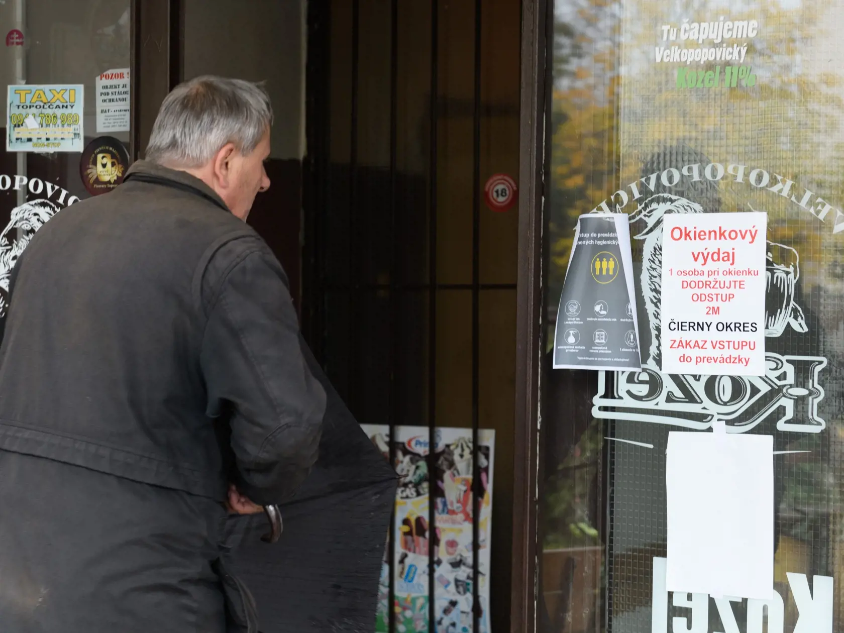 Na snímke okienkový predaj v reštaurácii v Topoľčanoch 2. novembra 2021. FOTO TASR – Henrich Mišovič
