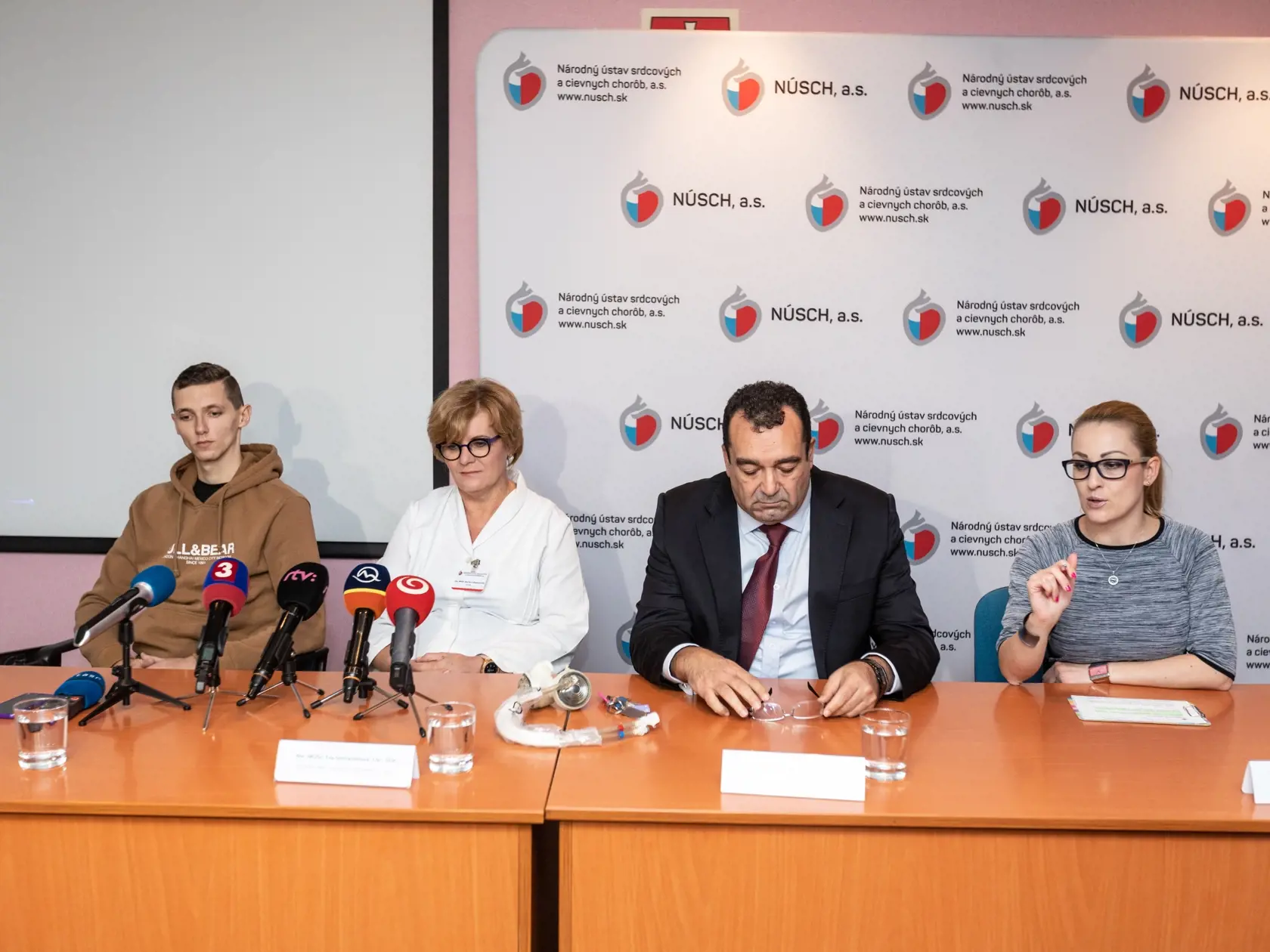 Prvú implantáciu umelého srdca na Slovensku vykonali 1. novembra 2017 v Národnom ústave srdcových a cievnych chorôb v Bratislave, bola to prvá operácia tohto typu v krajinách V4.
