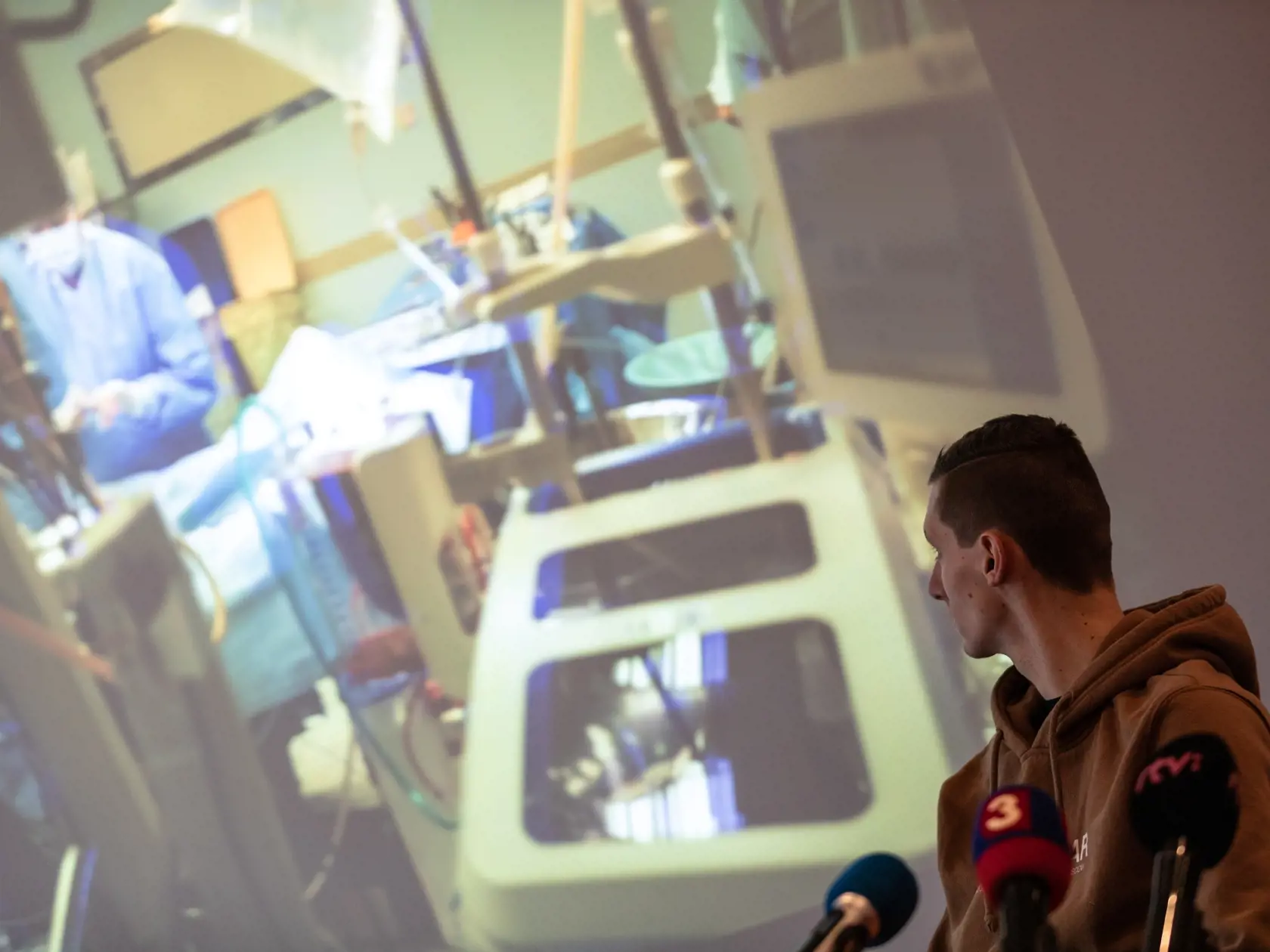 Prvú implantáciu umelého srdca na Slovensku vykonali 1. novembra 2017 v Národnom ústave srdcových a cievnych chorôb v Bratislave, bola to prvá operácia tohto typu v krajinách V4.